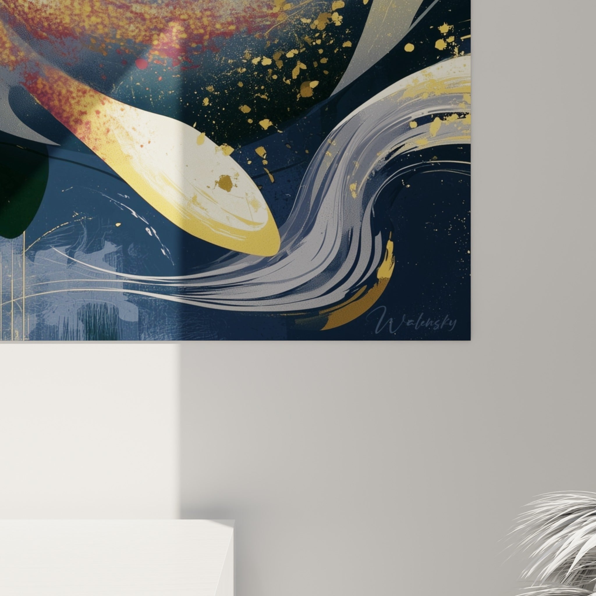 Empâtements dorés et coulures blanches se mêlant au bleu marine sur la texture de la toile accrochée