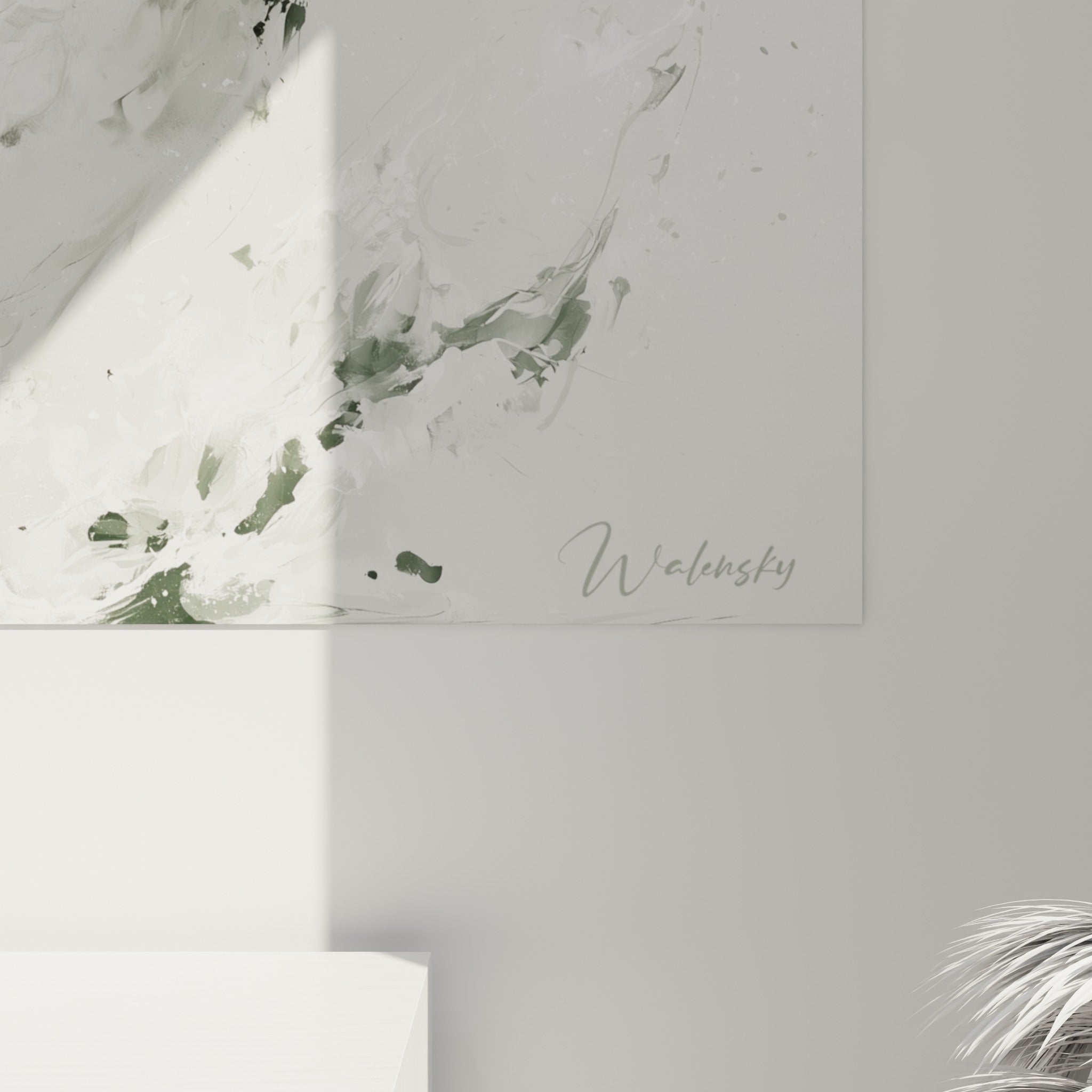 Empâtements blancs et coulures anthracite se mêlant sur la toile accrochée, matière visible de près