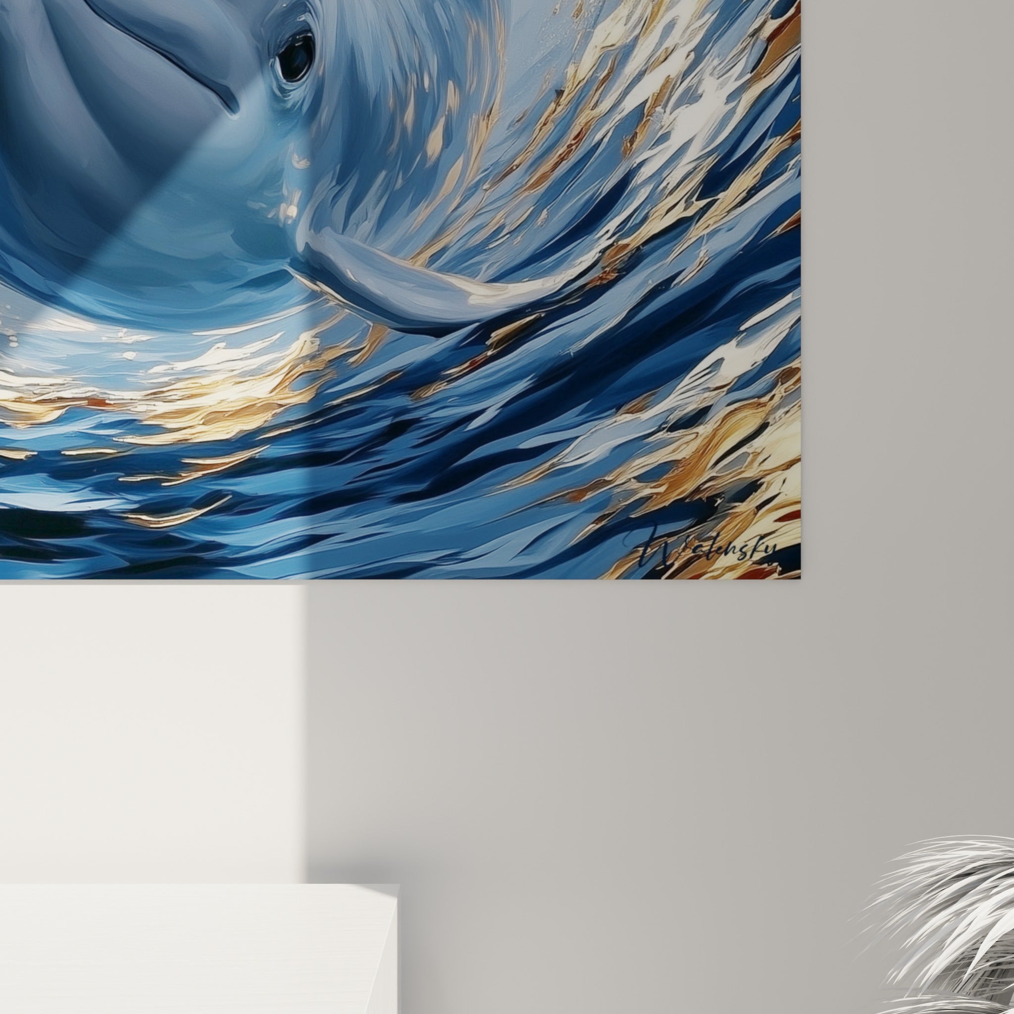 Empâtements et coulures dorées se mêlant au bleu profond sur le contour texturé du beluga peint