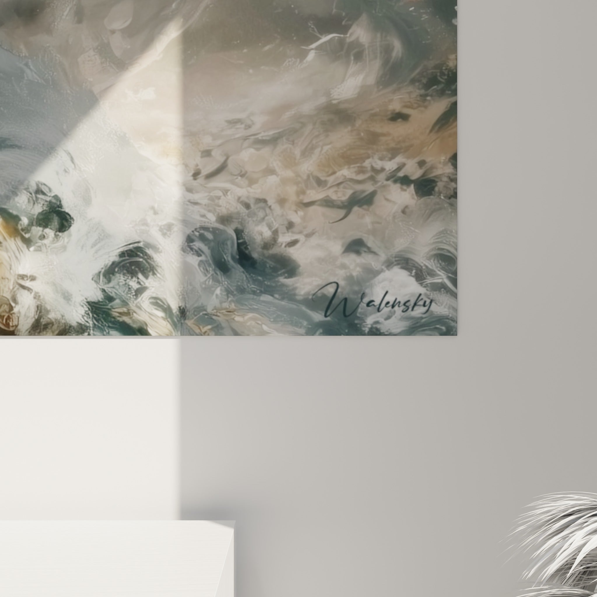Empâtements blancs et coulures dorées se mêlant à des nuances anthracite sur la toile du beluga