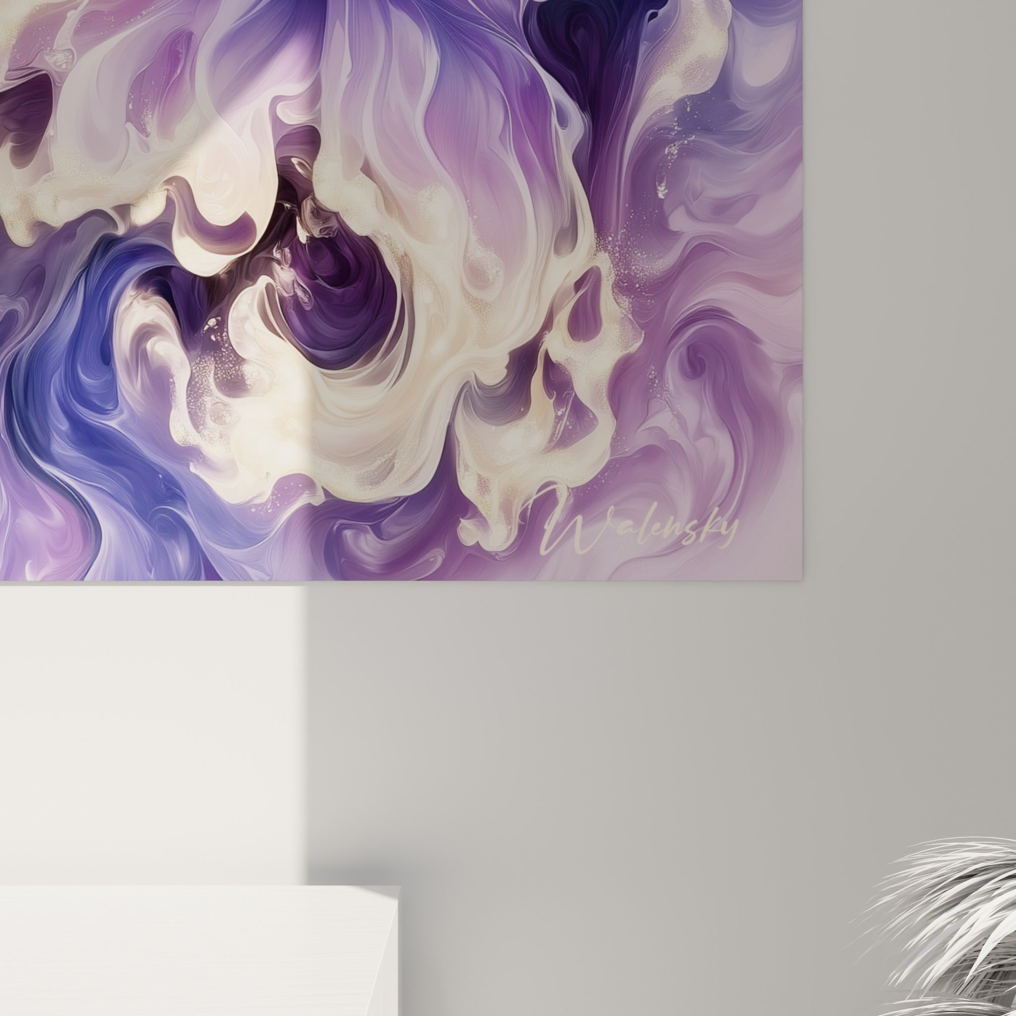 Empâtements dorés et coulures violettes se fondent sur la matière de l'impression de cette toile marine
