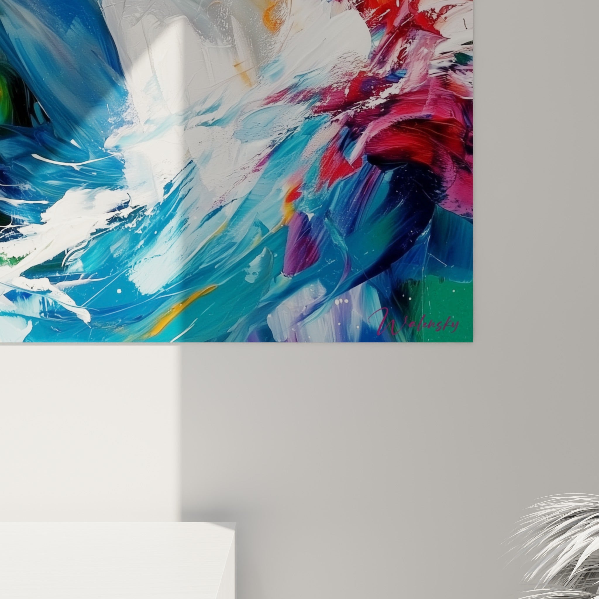 Empâtements épais blancs et turquoise se mêlant aux éclaboussures rouge et or sur la toile du beluga