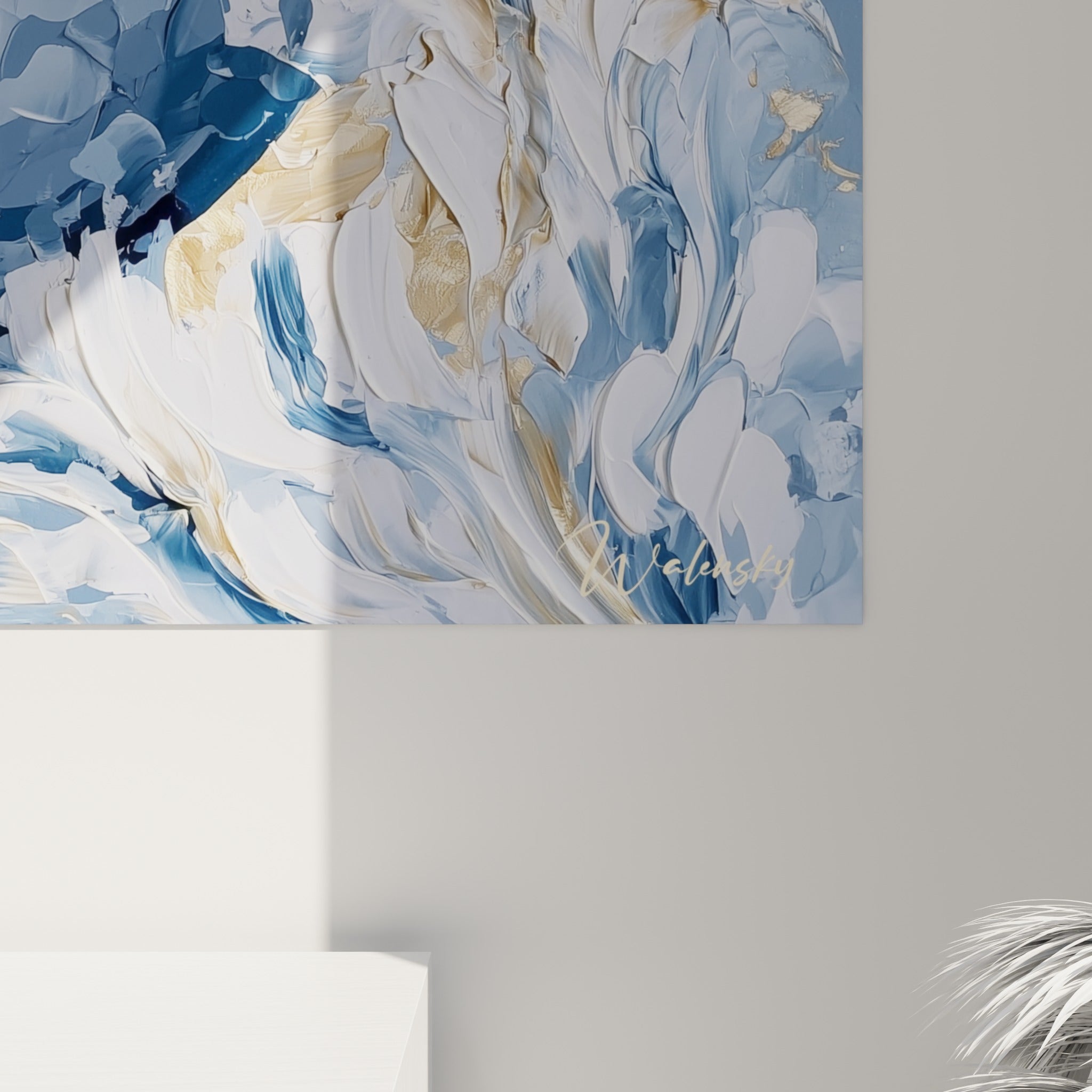 Empâtements dorés et bleu ardoise se mêlant en relief, coulures blanches visibles sur la toile accrochée