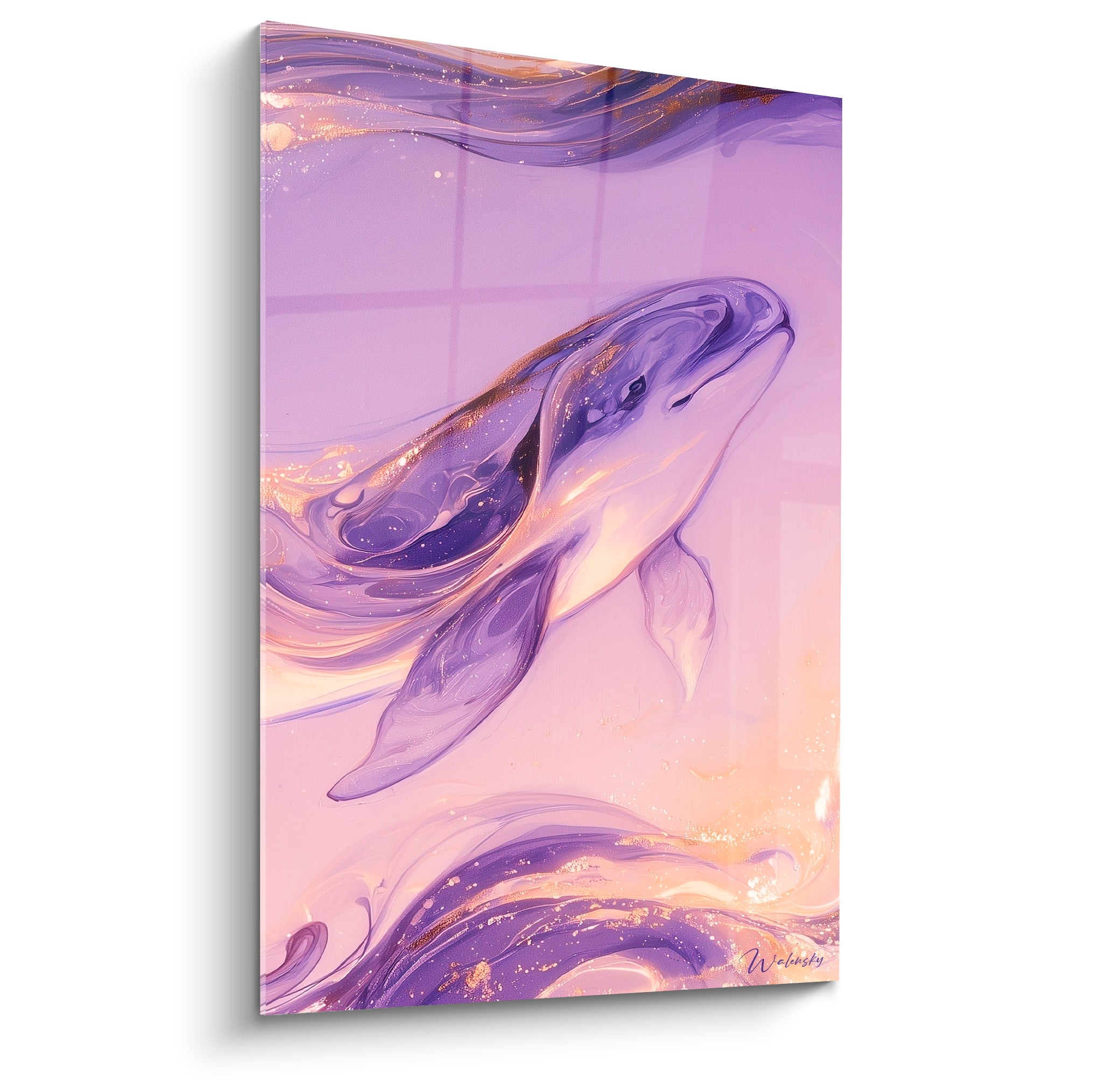 Beluga violet et doré nageant dans des volutes marbrées lavande et crème