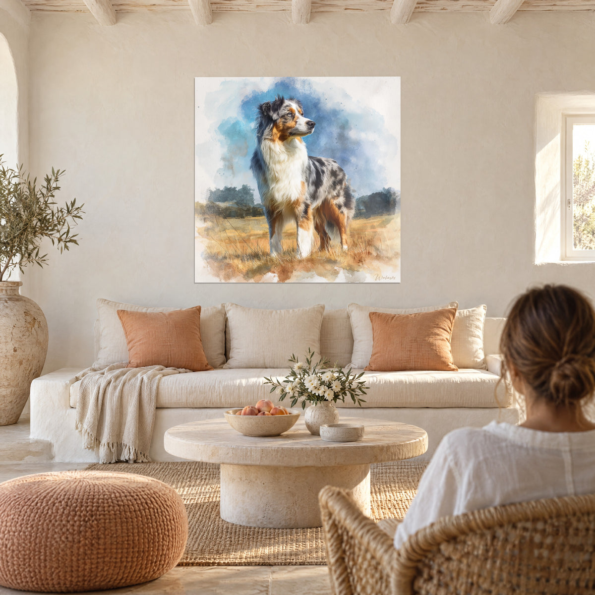 Schilderij van een blauwe merle Australische herder met een nobele blik, aquarel in hemelsblauw en oker, boven een bank in een lichte woonkamer