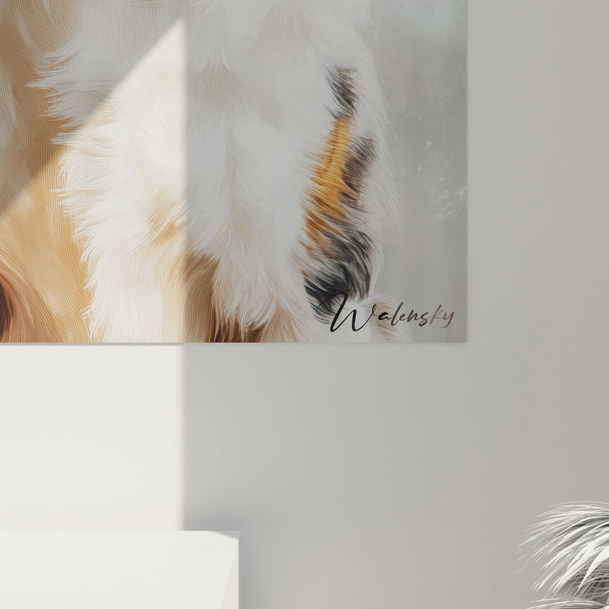 Tableau d'un Berger Australien en plan rapproché, mettant en valeur le contraste entre sa fourrure blanche, noire et orange. Les détails minutieux du pelage ondulé et le regard bleu intense créent une présence vivante sur fond texturé gris pâle.