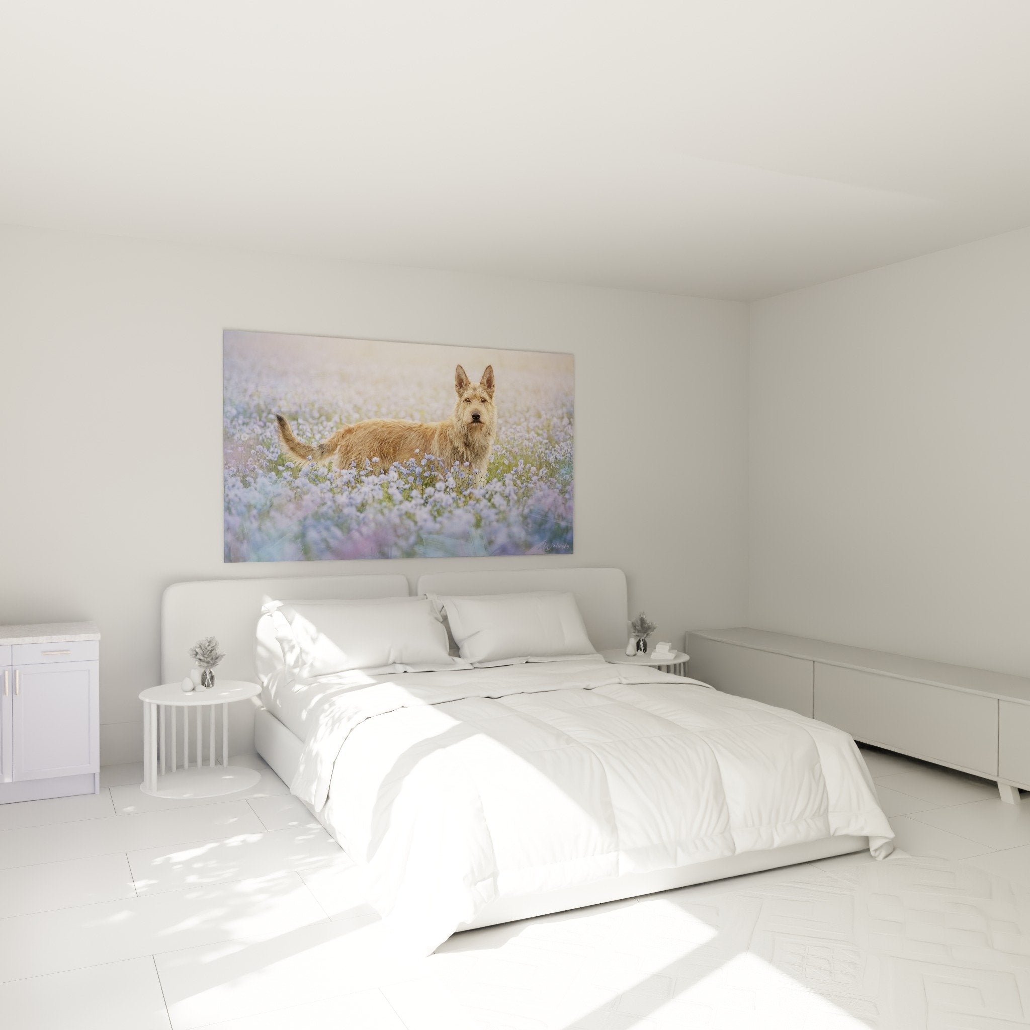 Tableau Berger Picard fleurs violettes accroché au-dessus lit chambre décoration apaisante