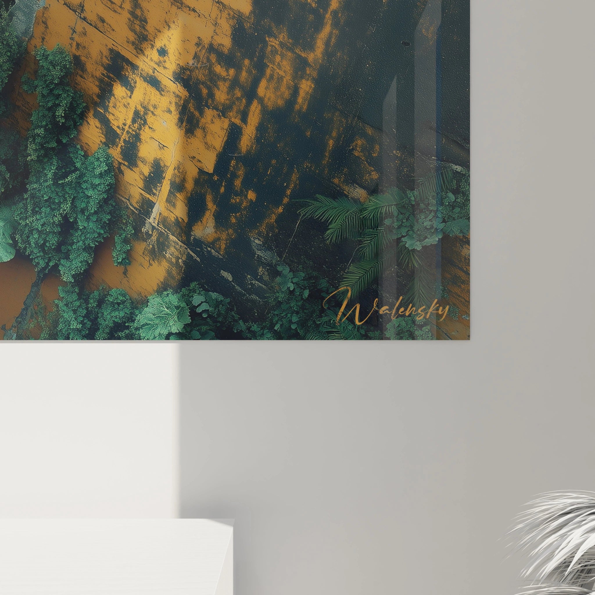 Un tableau d'art urbain capturant des structures géométriques de béton aux teintes orangées et grises, progressivement envahies par des feuilles de palmiers et plantes grimpantes vertes, témoignant de la résilience de la nature face aux constructions abandonnées.