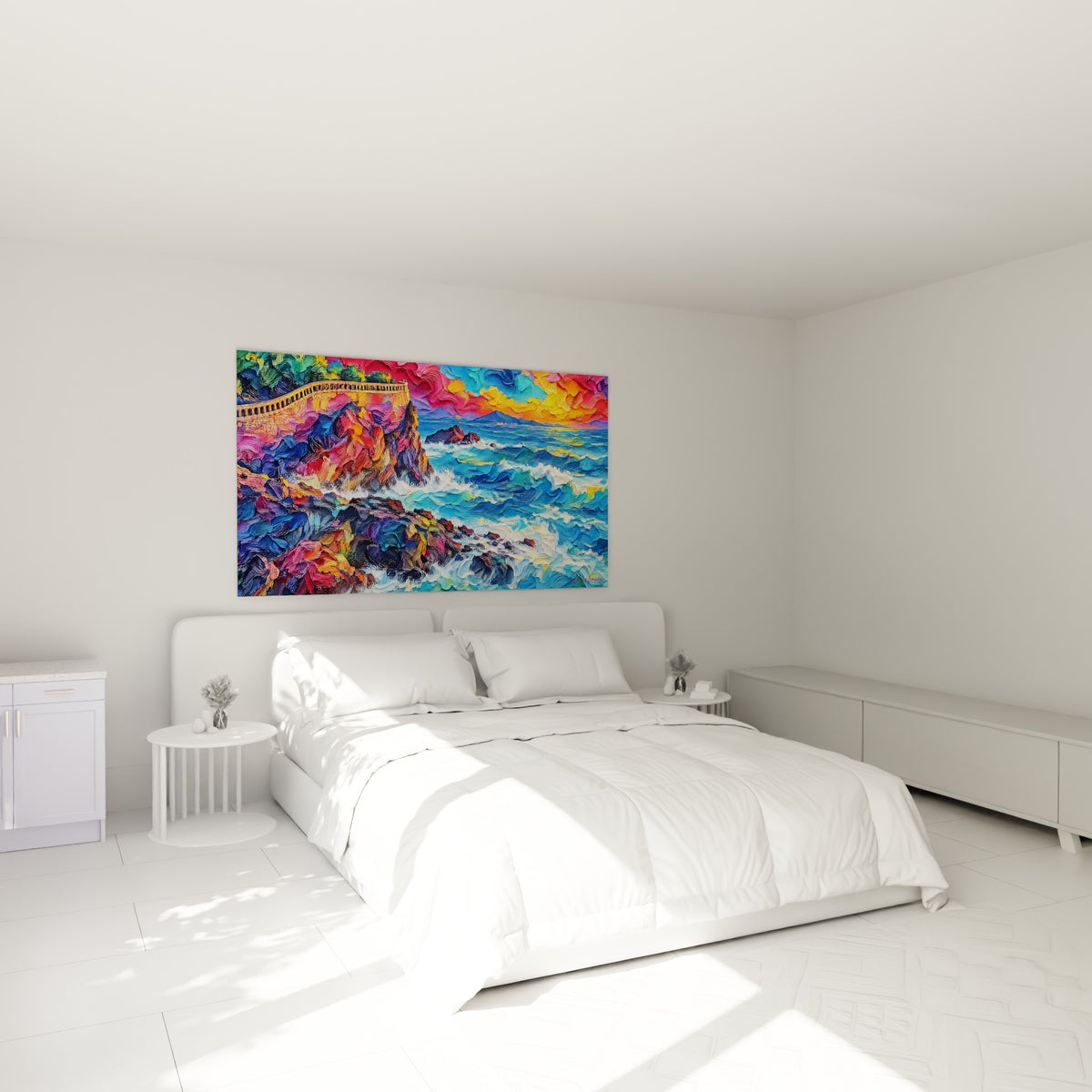 Vagues turquoise et falaise dorée peintes au couteau, accrochées au-dessus d'un lit dans une chambre claire