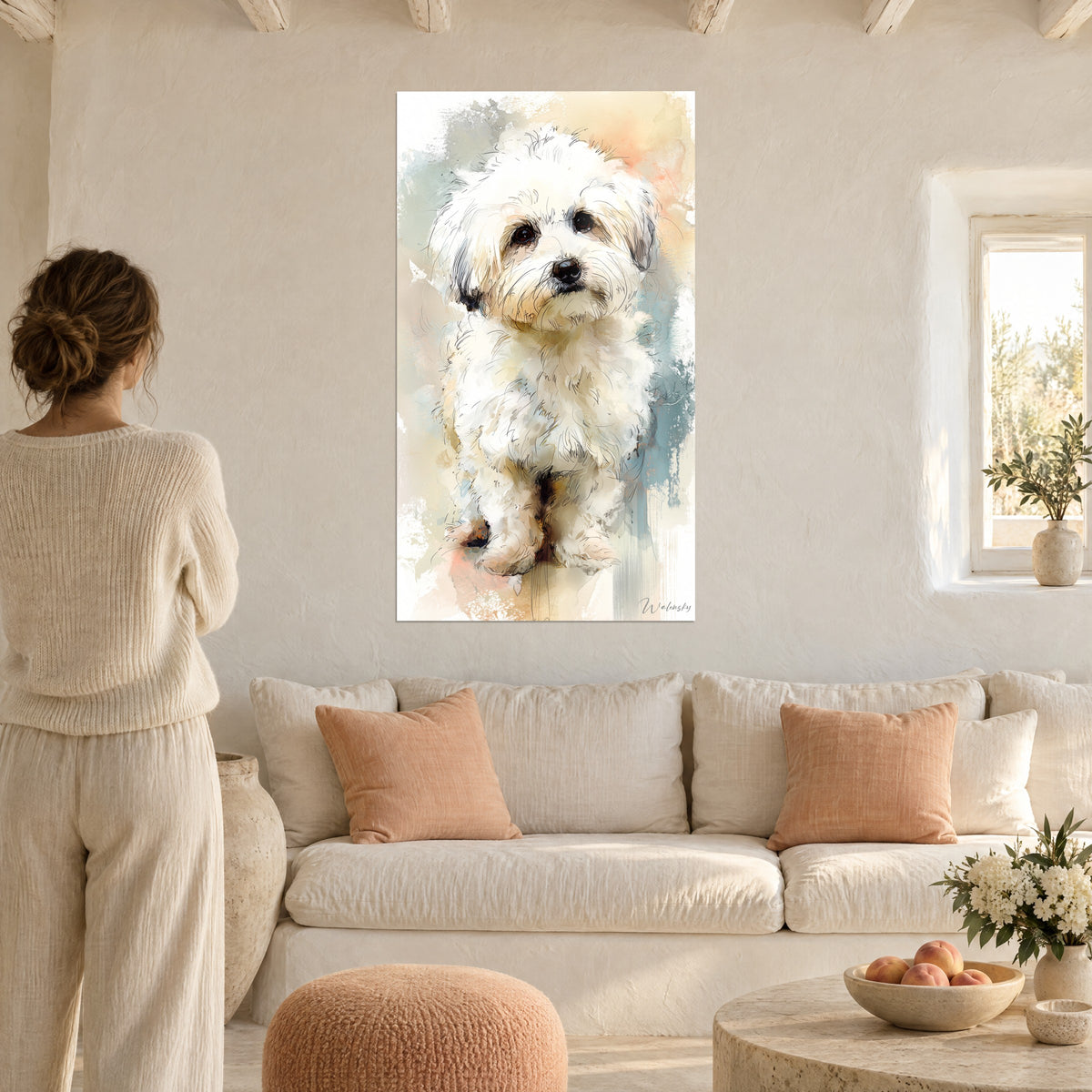 Cuadro de cachorro bichón de pelaje crema, mirada avellana y tonos melocotón y azul pálido, visible desde un sofá blanco, encima de un sofá en un salón luminoso