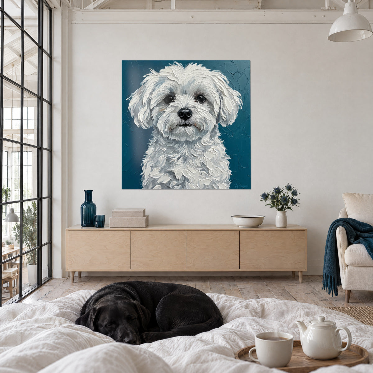 Gemälde Bichon Frisé mit elfenbeinfarbenem Fell in Spachteltechnik, türkisfarbener Hintergrund, über einem Bett in einem hellen Schlafzimmer