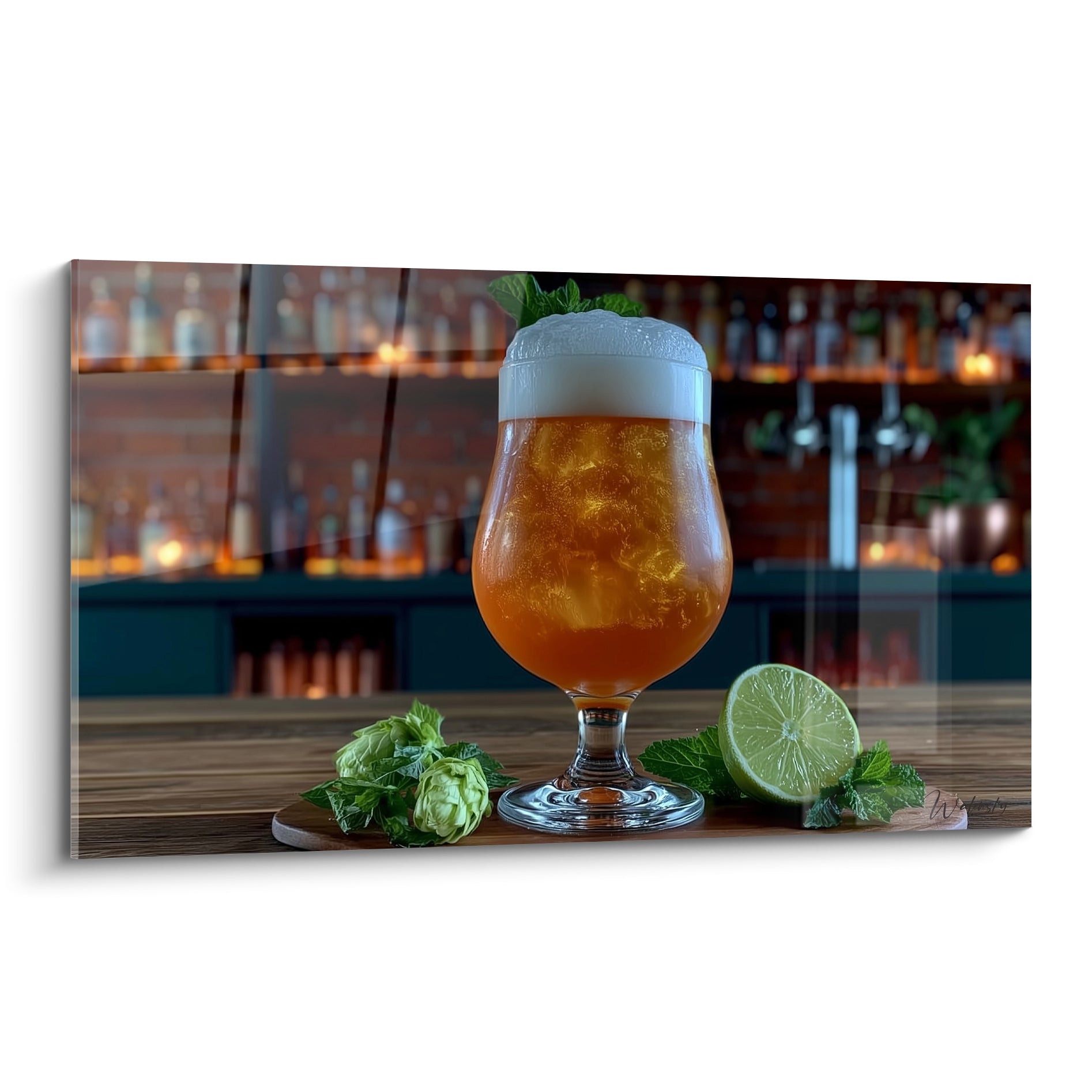 Verre de bière ambrée au comptoir avec houblon vert et citron vert tranché