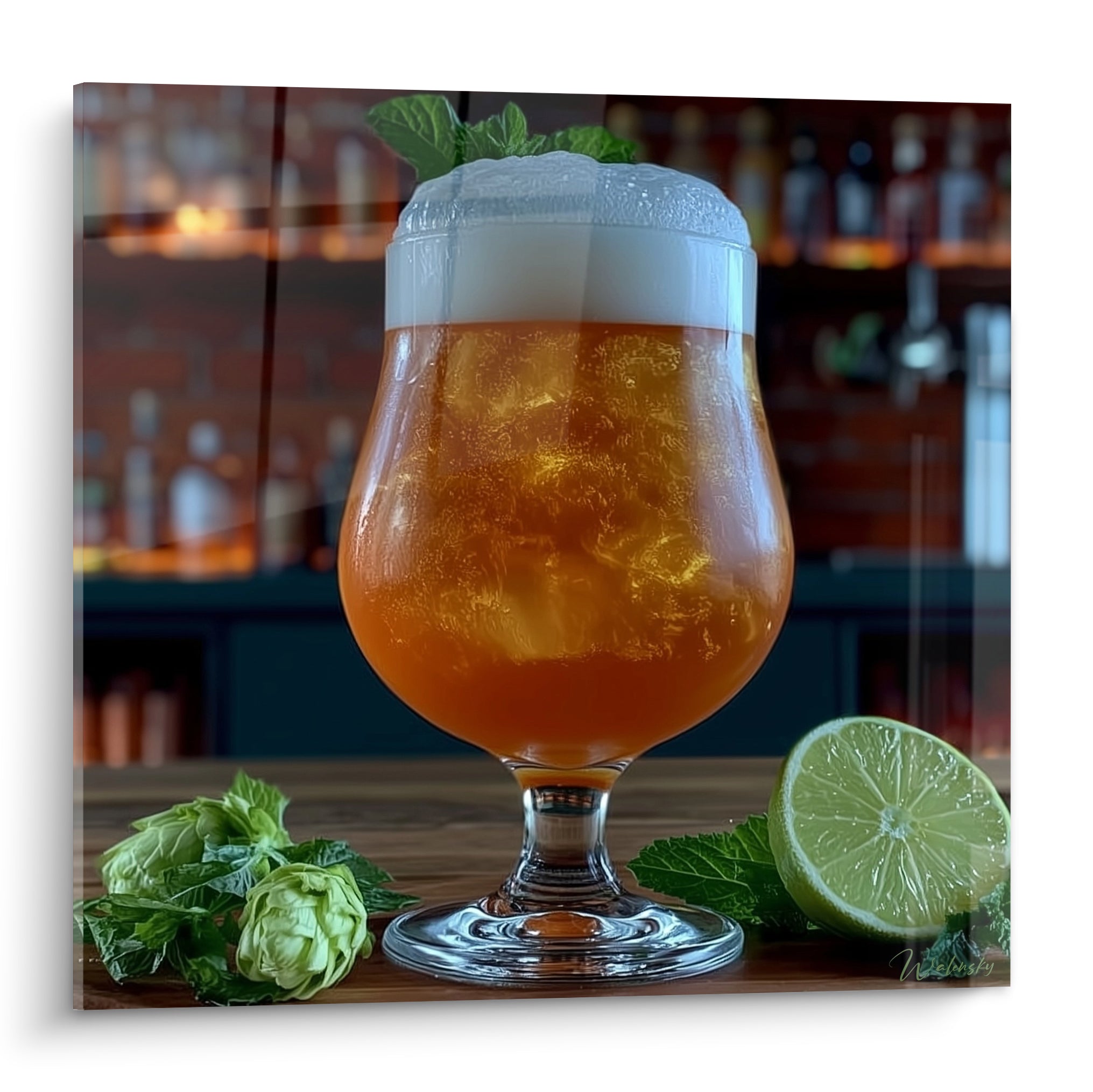 Verre ballon rempli de bière ambrée mousseuse, houblon vert sauge et citron vert sur bois brut