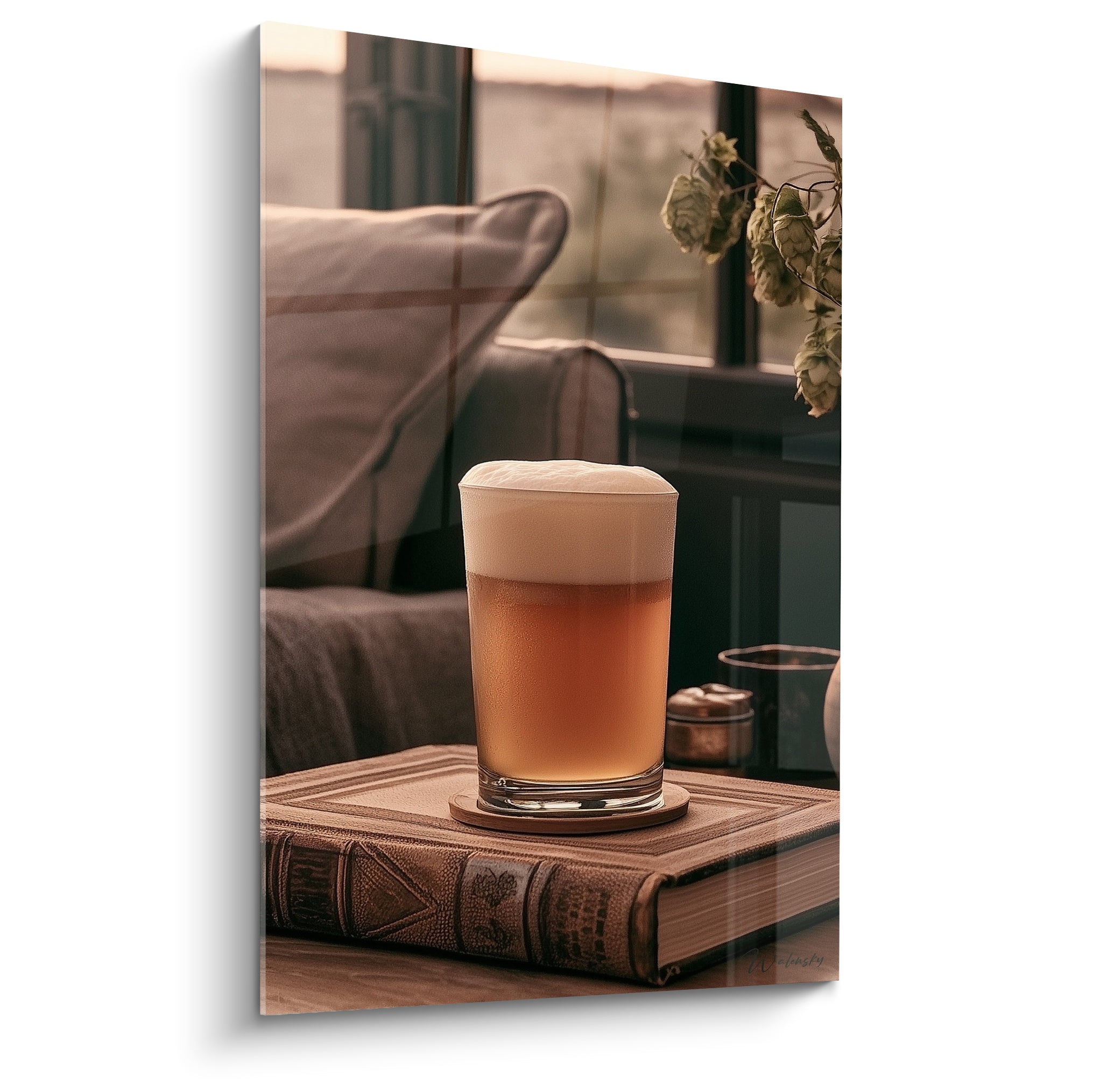 Verre de bière ambrée à mousse blanche crémeuse, tons dorés et bruns, lumière chaude tamisée