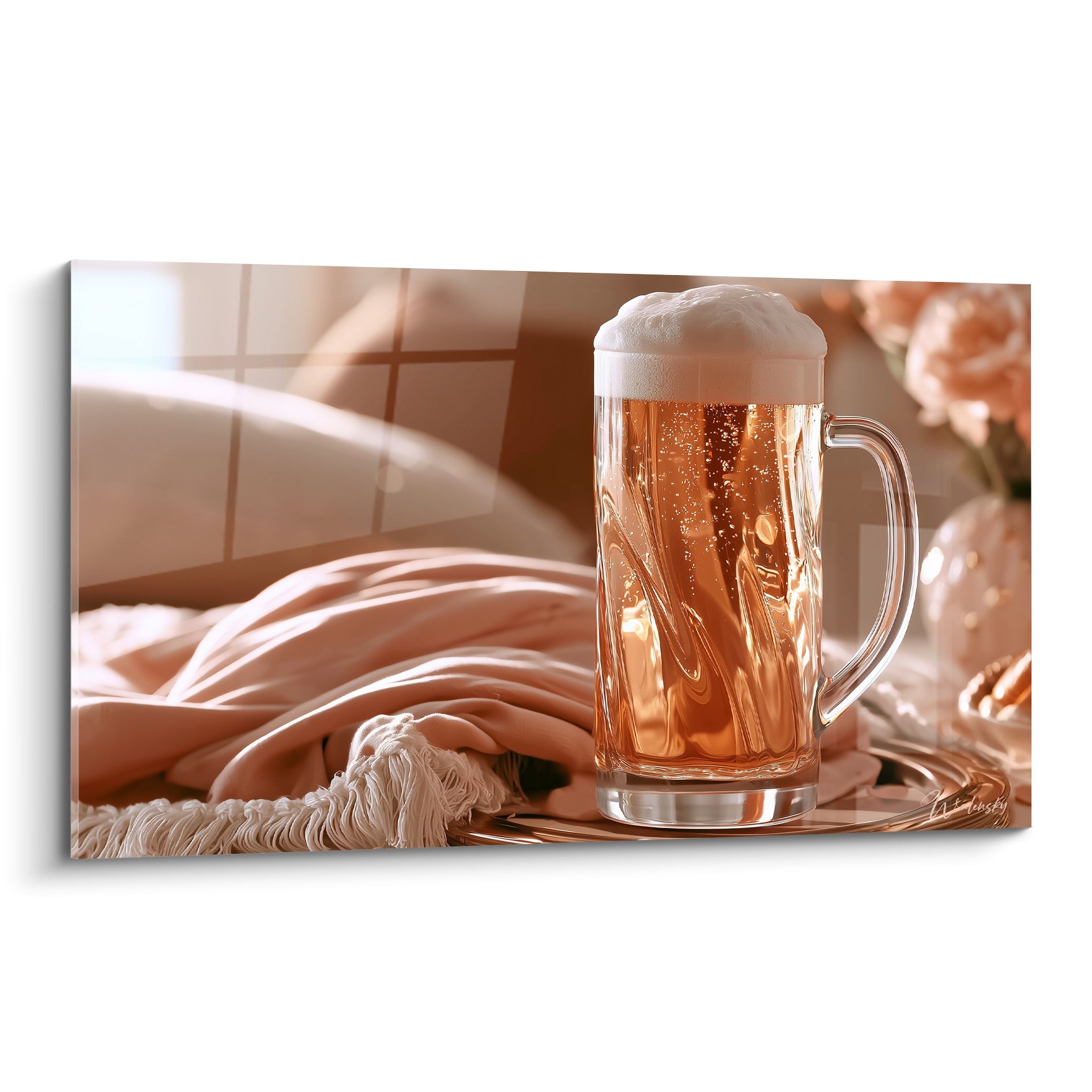 Chope de bière ambrée à mousse blanche, tons rose poudré et doré en fond flouté