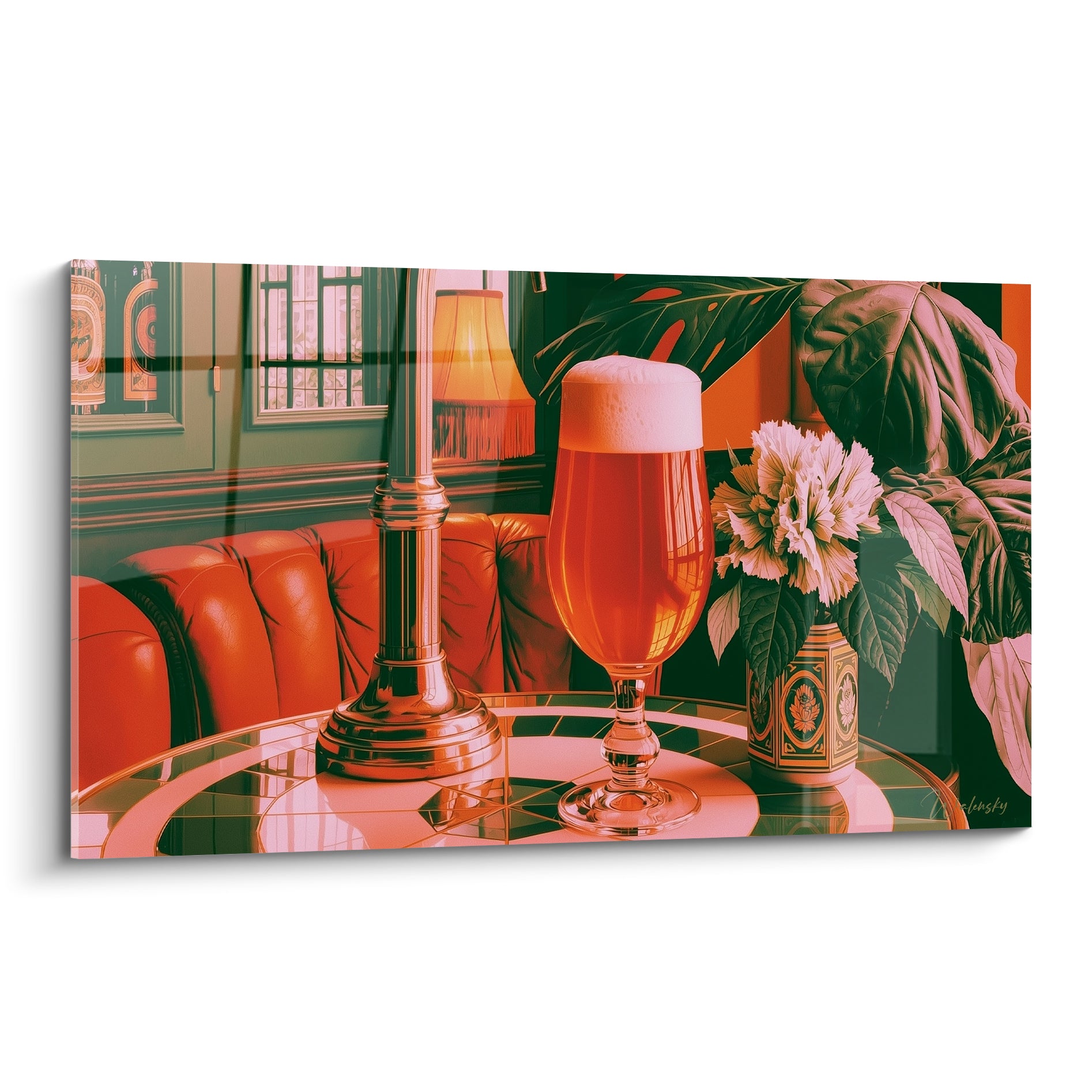 Verre de bière ambré mousseux sur table ronde, décor corail et vert bouteille rétro