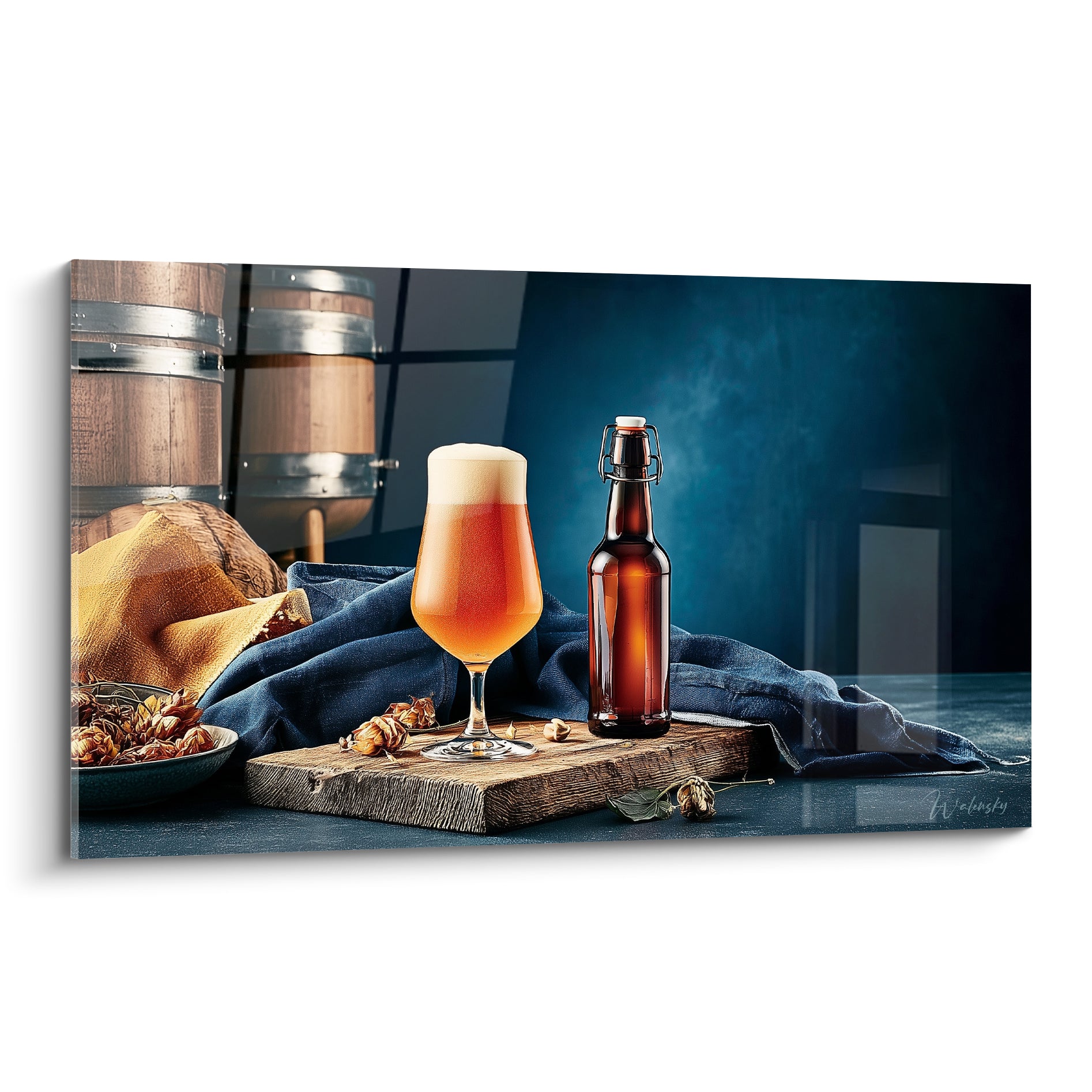 Verre de bière ambrée et bouteille brune sur planche bois, fond bleu marine et tonneaux
