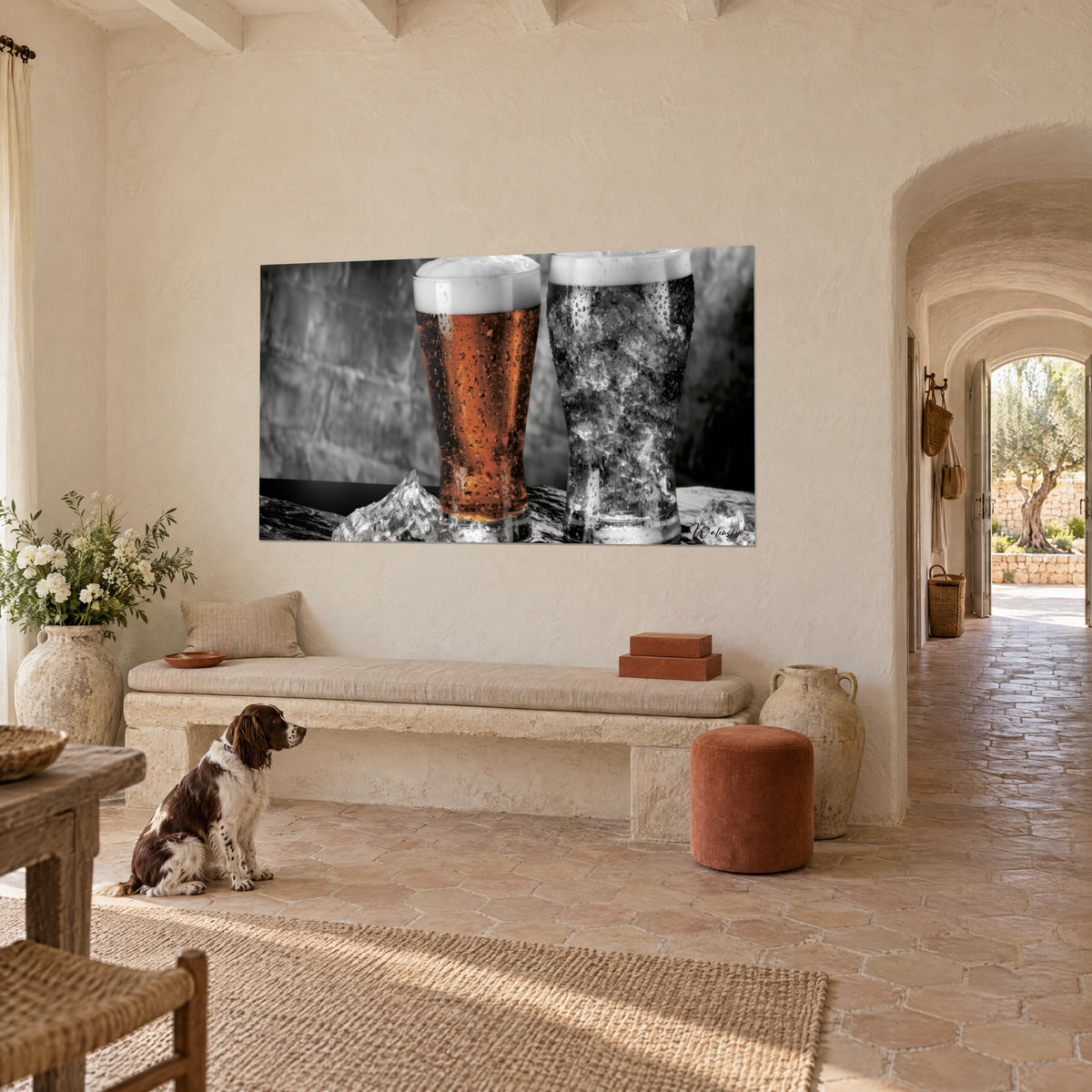 Tableau duo de chopes, bière cuivrée à gauche et verre glacé gris à droite, en vue de trois-quarts avec un spaniel brun et blanc