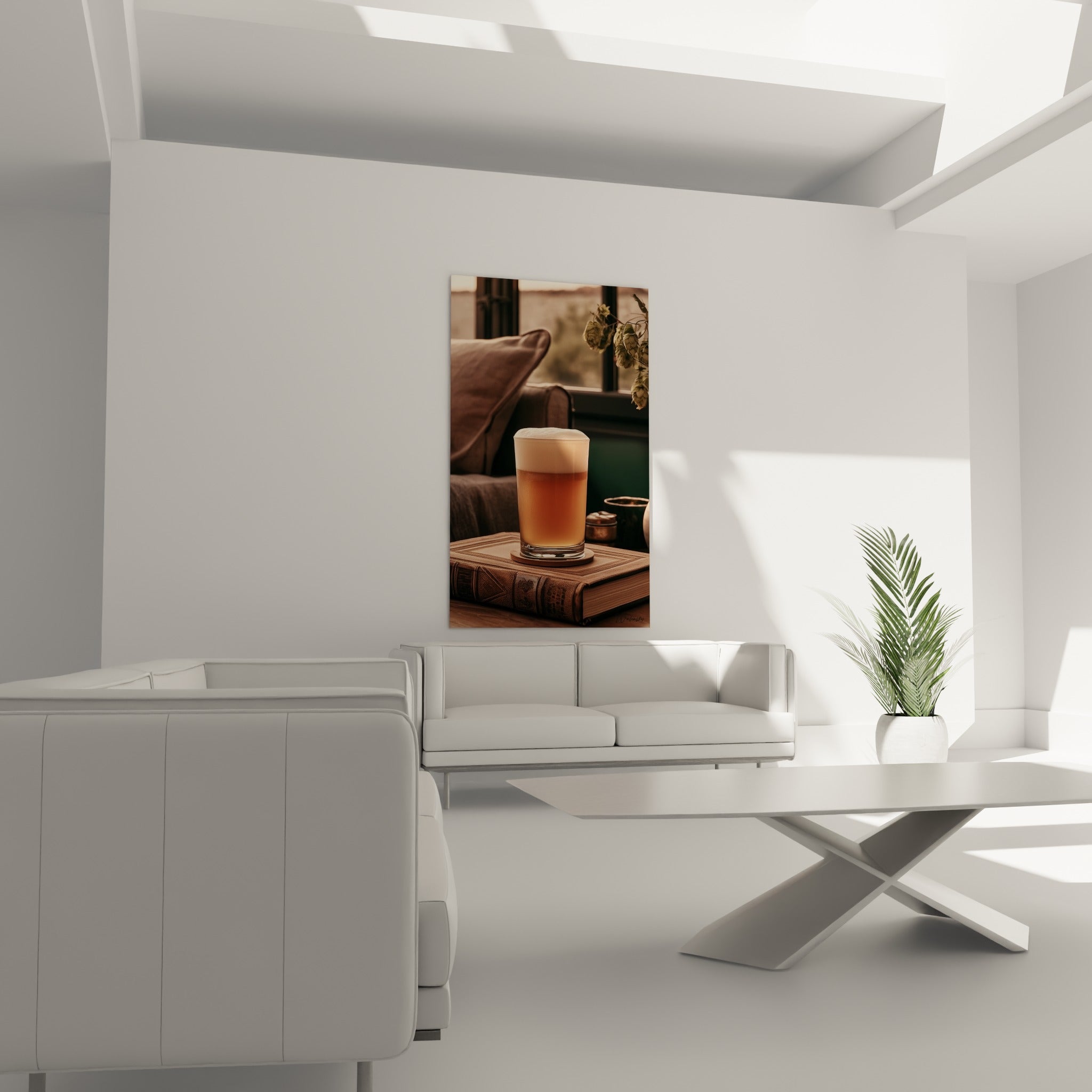 Verre de bière dorée et mousse blanche entouré de houblon séché, au-dessus d'un canapé dans un salon lumineux