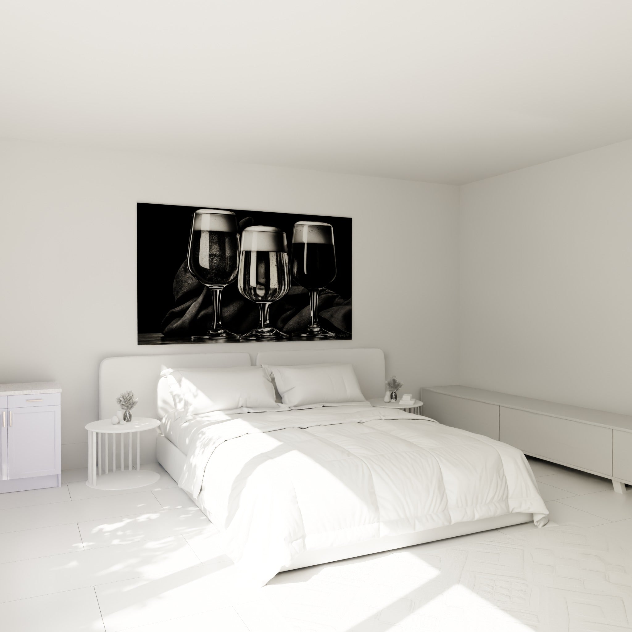 Verres à bière contrastés en noir et blanc au-dessus d'un lit dans une chambre claire