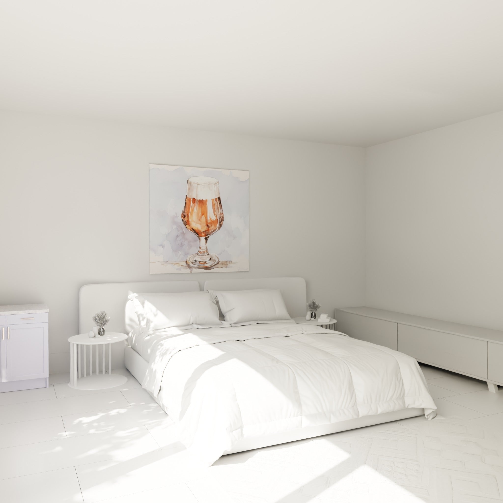 Verre ambré et mousse blanche traités en aquarelle, accroché au-dessus d'un lit dans une chambre claire