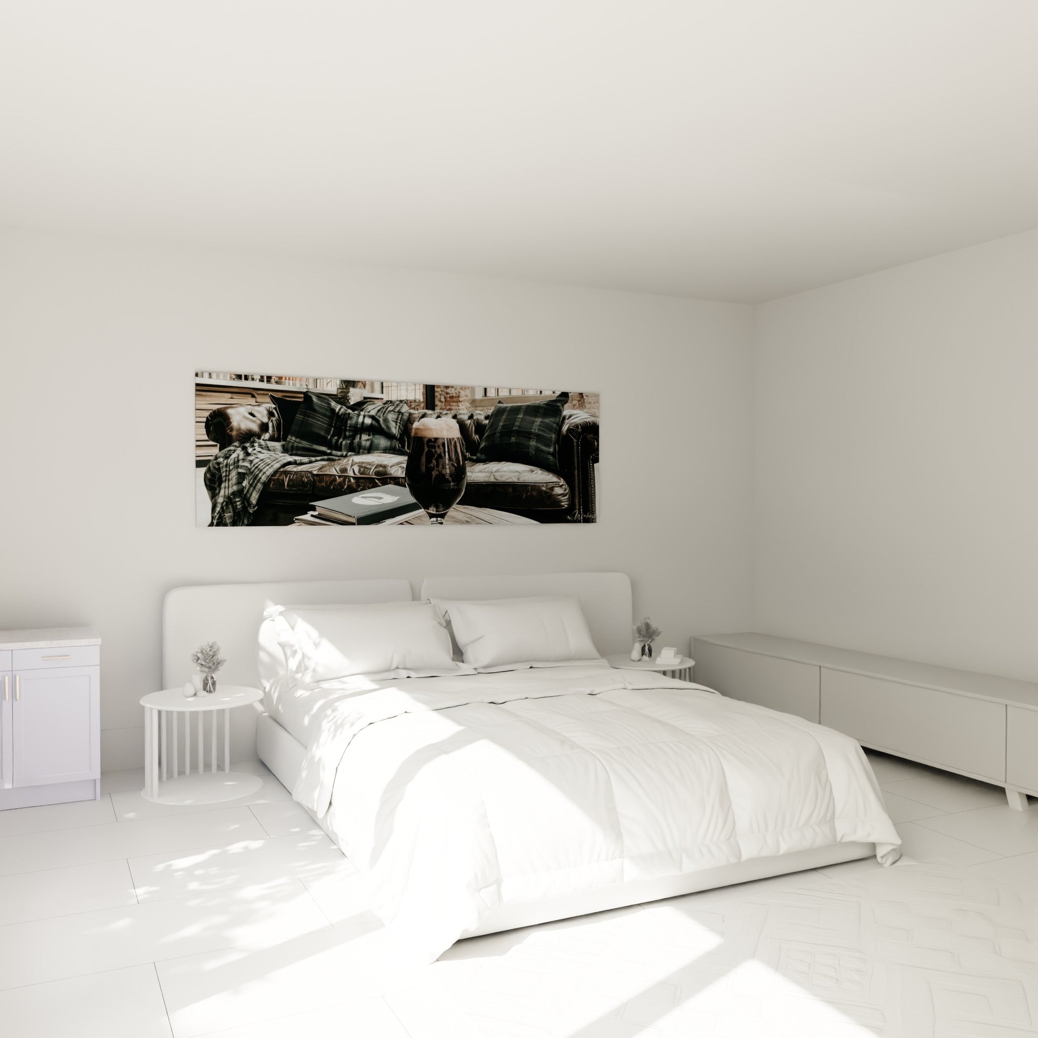 Bière artisanale brune et mousse crème au-dessus d'un lit dans une chambre claire, tons anthracite