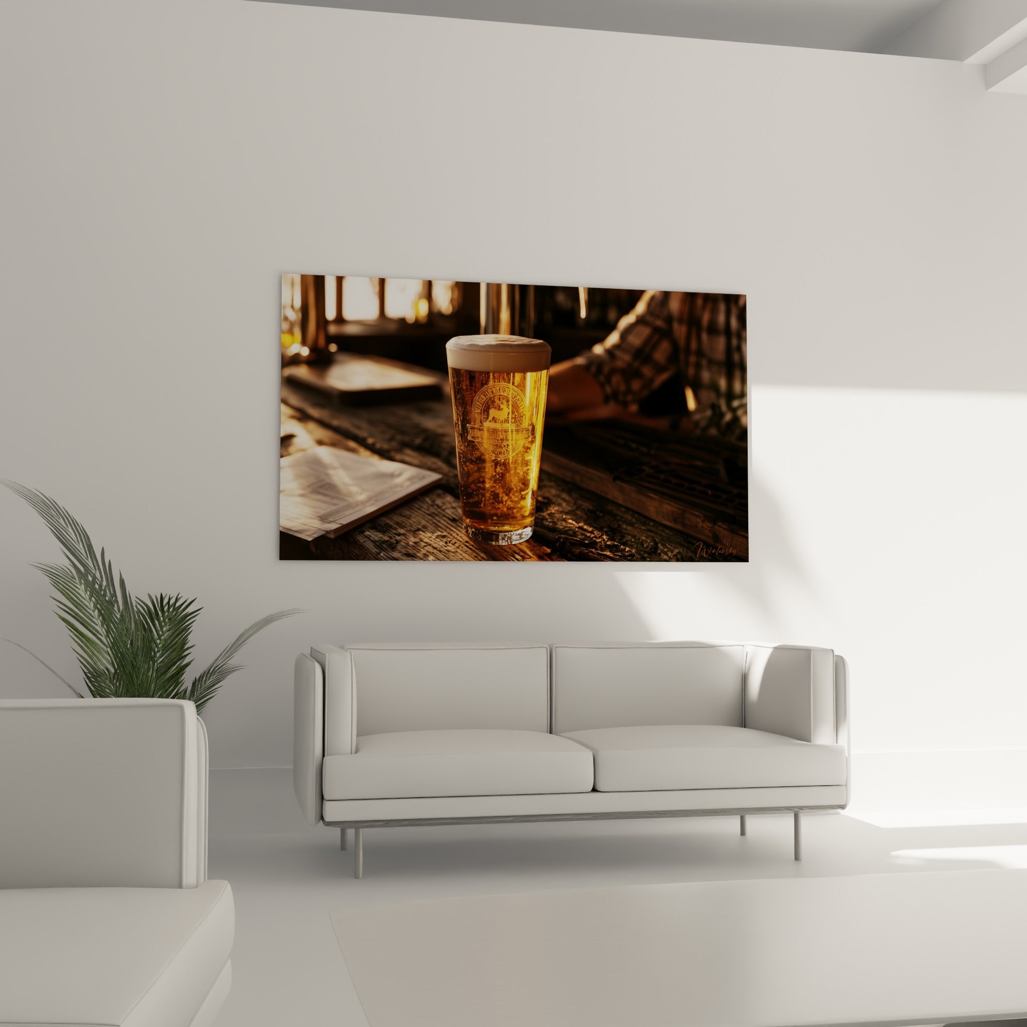 Blason gravé sur un verre doré et reflets bruns représentés au-dessus d'un canapé dans un salon lumineux
