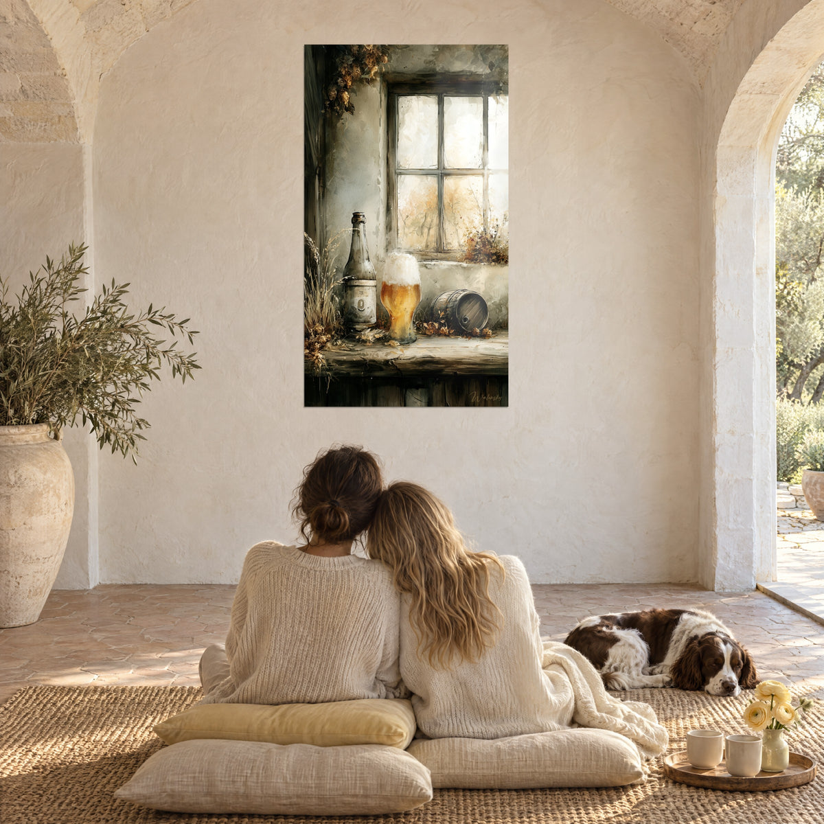 Schilderij rustiek brouwerijtafereel, grijs raam en amberkleurige reflecties, opgehangen aan de muur van een mas, twee vrouwen met de rug naar de kijker en een spaniël