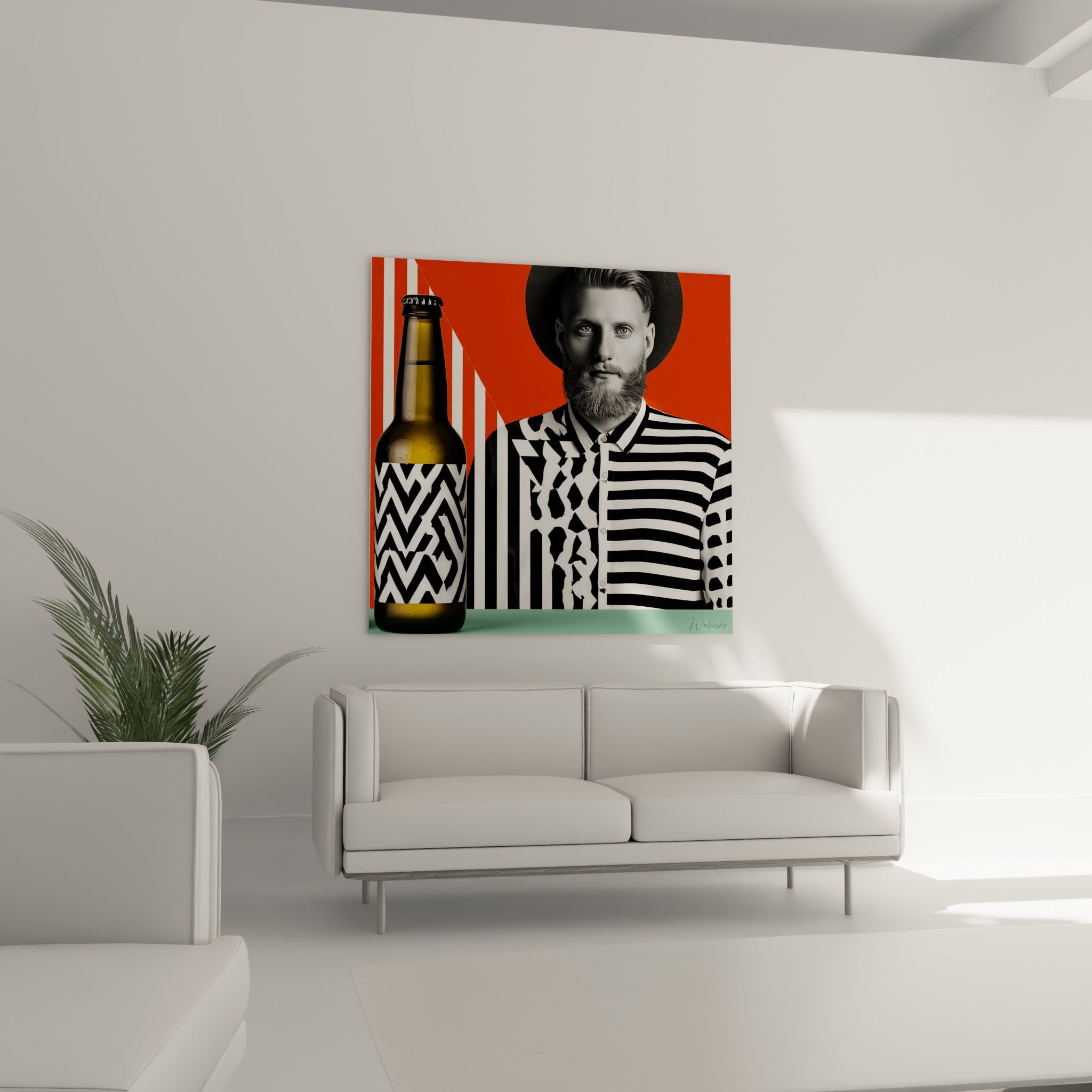 Bouteille de bière rayée et portrait graphique noir accrochés au-dessus d'un canapé dans un salon lumineux