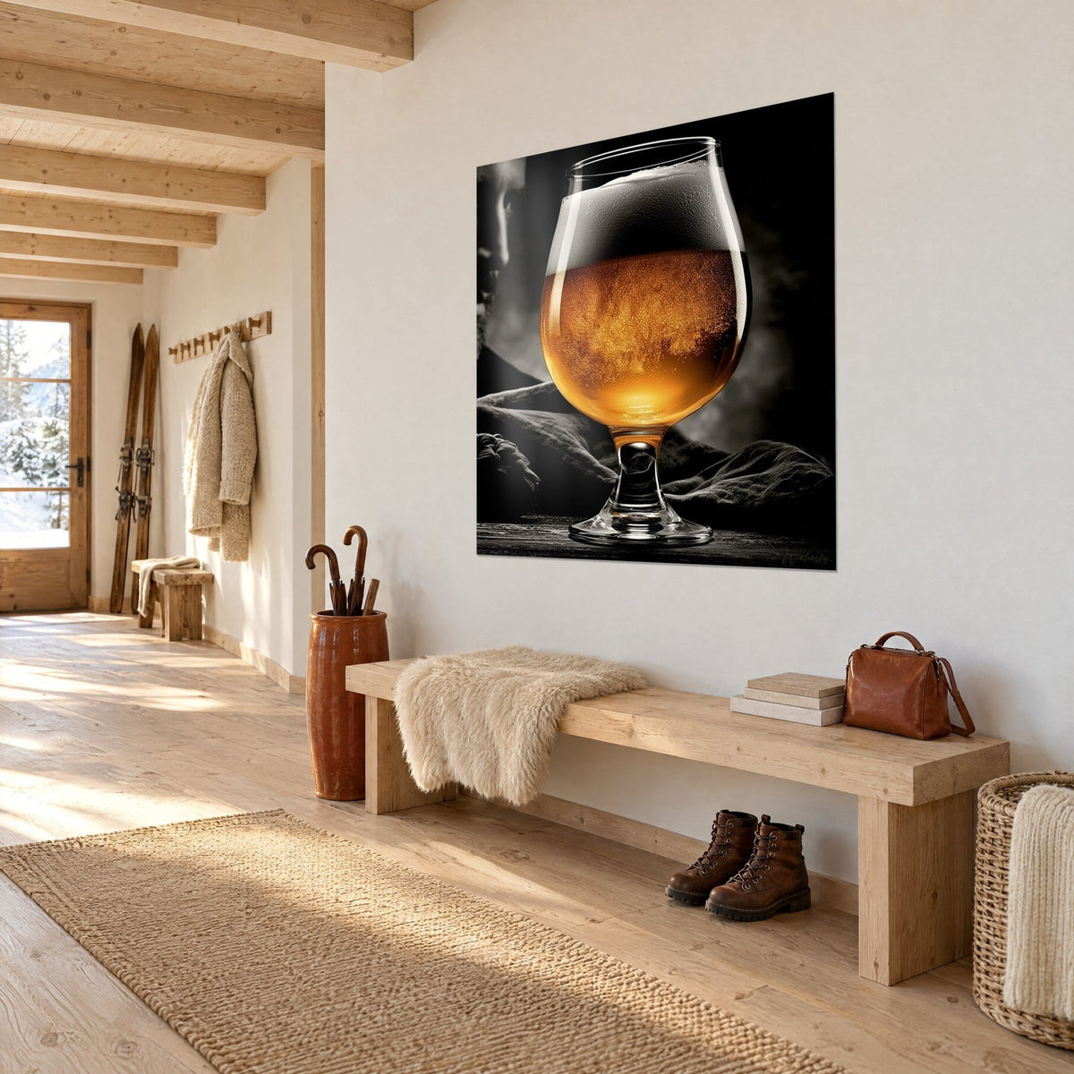 Cuadro vaso de cerveza ámbar, espuma cremosa y tela gris arrugada, colgado en una pared blanca, pasillo de entrada en madera clara