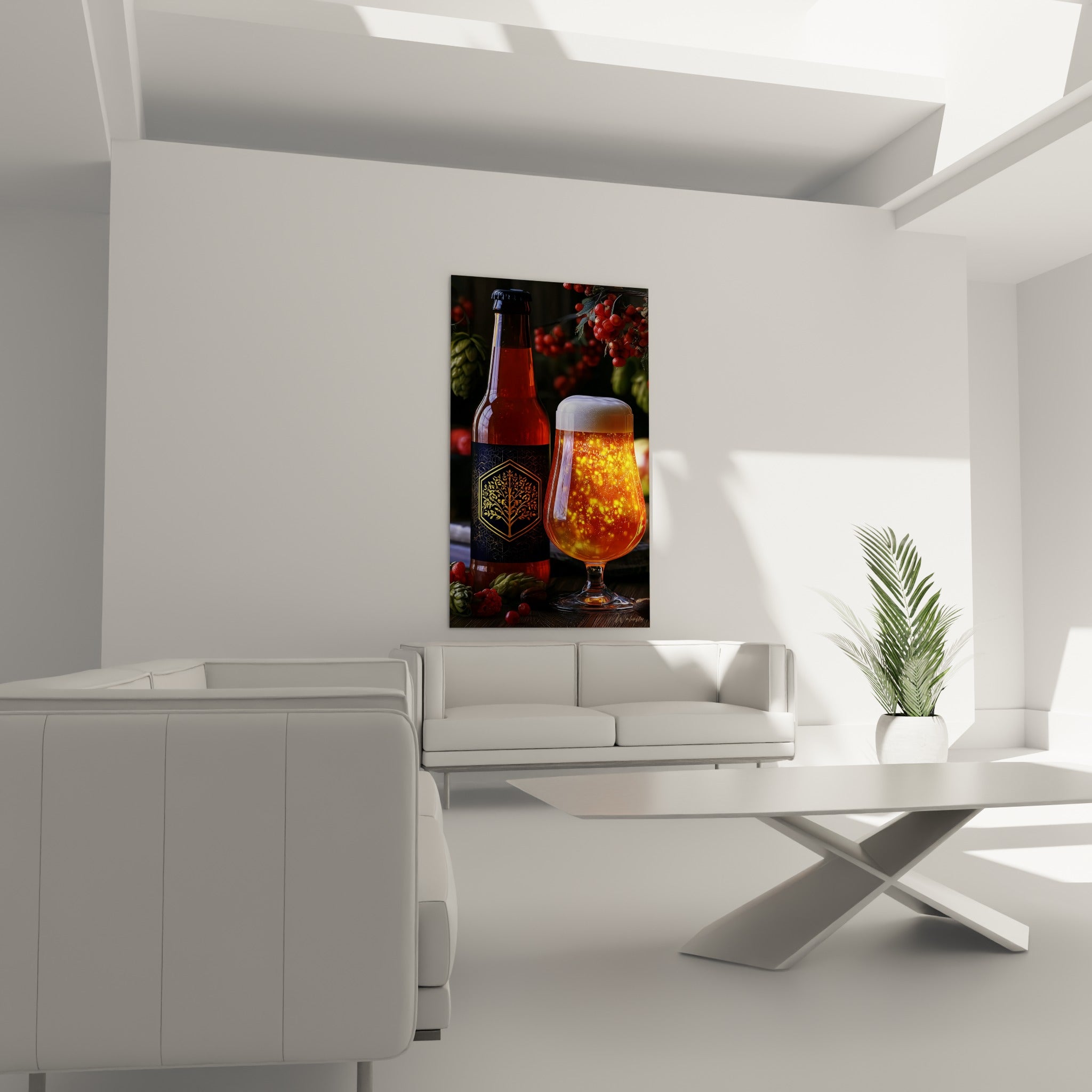 Verre de bière dorée mousseuse accroché au-dessus d'un canapé dans un salon lumineux