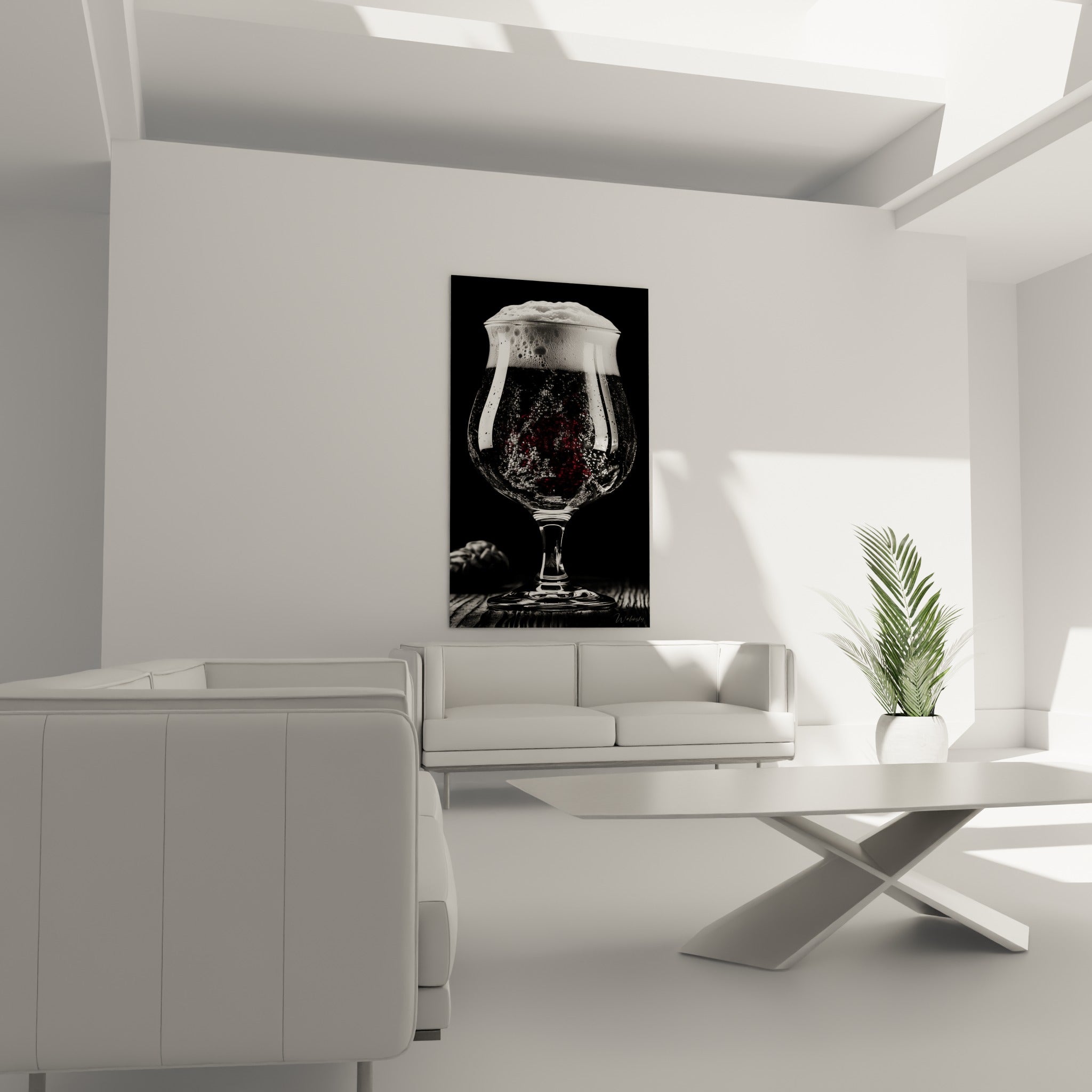 Bulles sombres et écume blanche d'un verre de bière au-dessus d'un canapé dans un salon lumineux