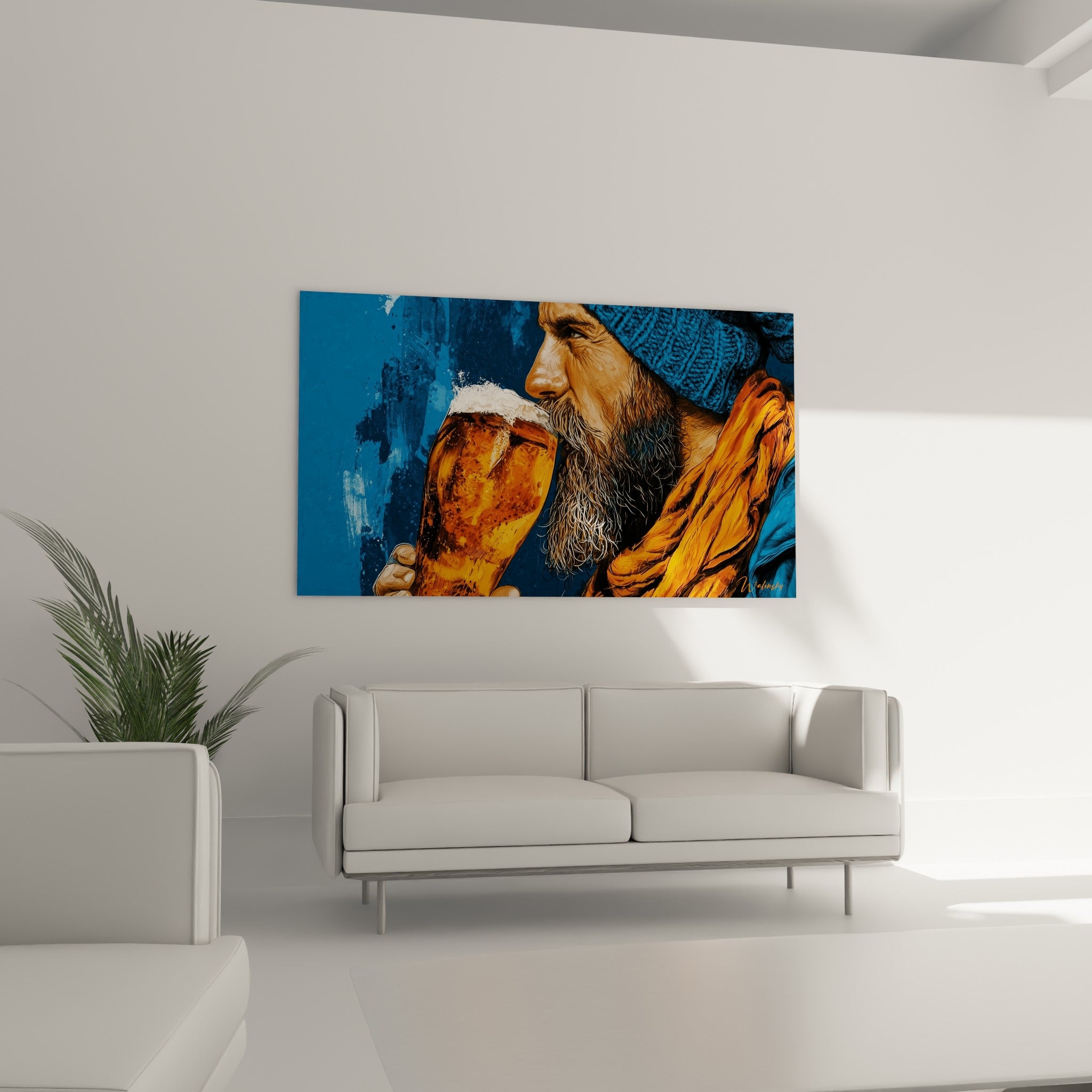 Buveur au regard concentré tenant une pinte dorée, tons bleu marine et orangé, au-dessus d'un canapé dans un salon lumineux