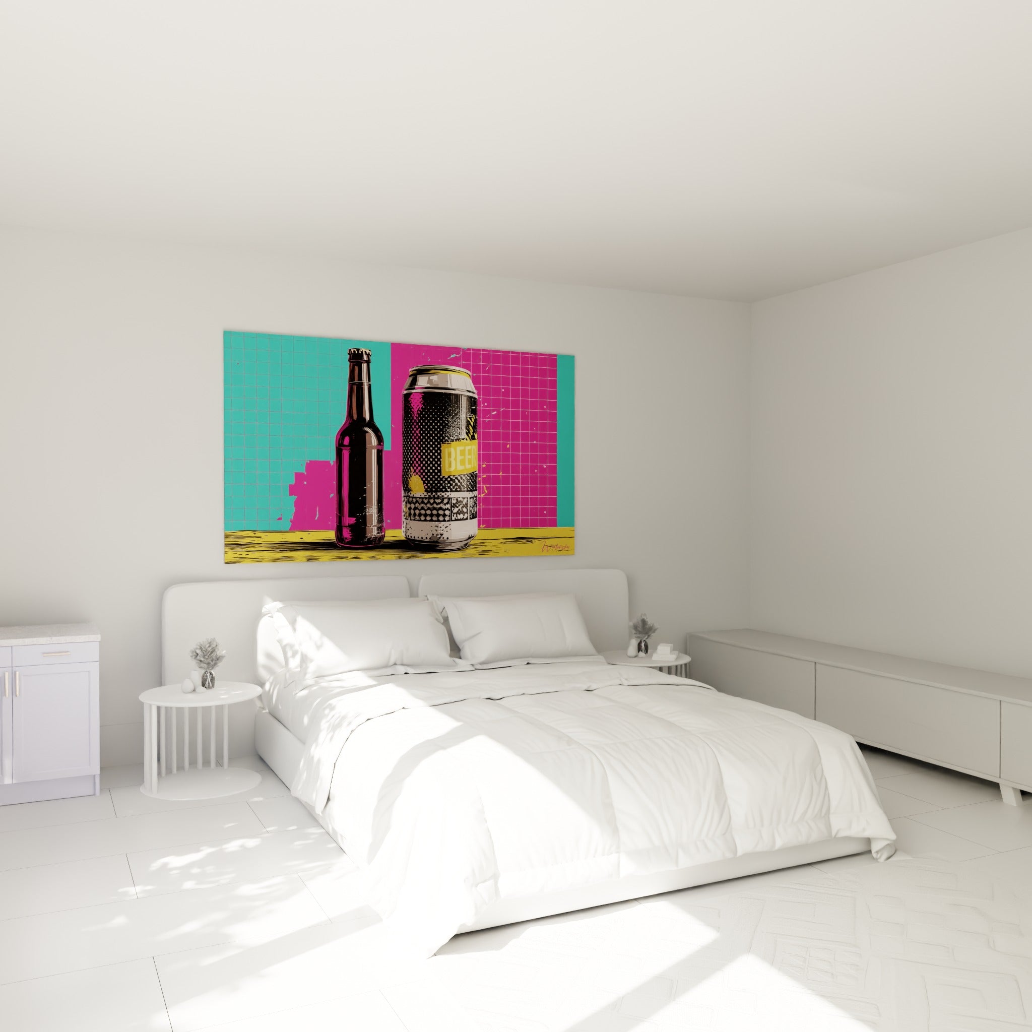 Canette bière texturée jaune et noire accompagne une bouteille sombre au-dessus d'un lit dans une chambre claire