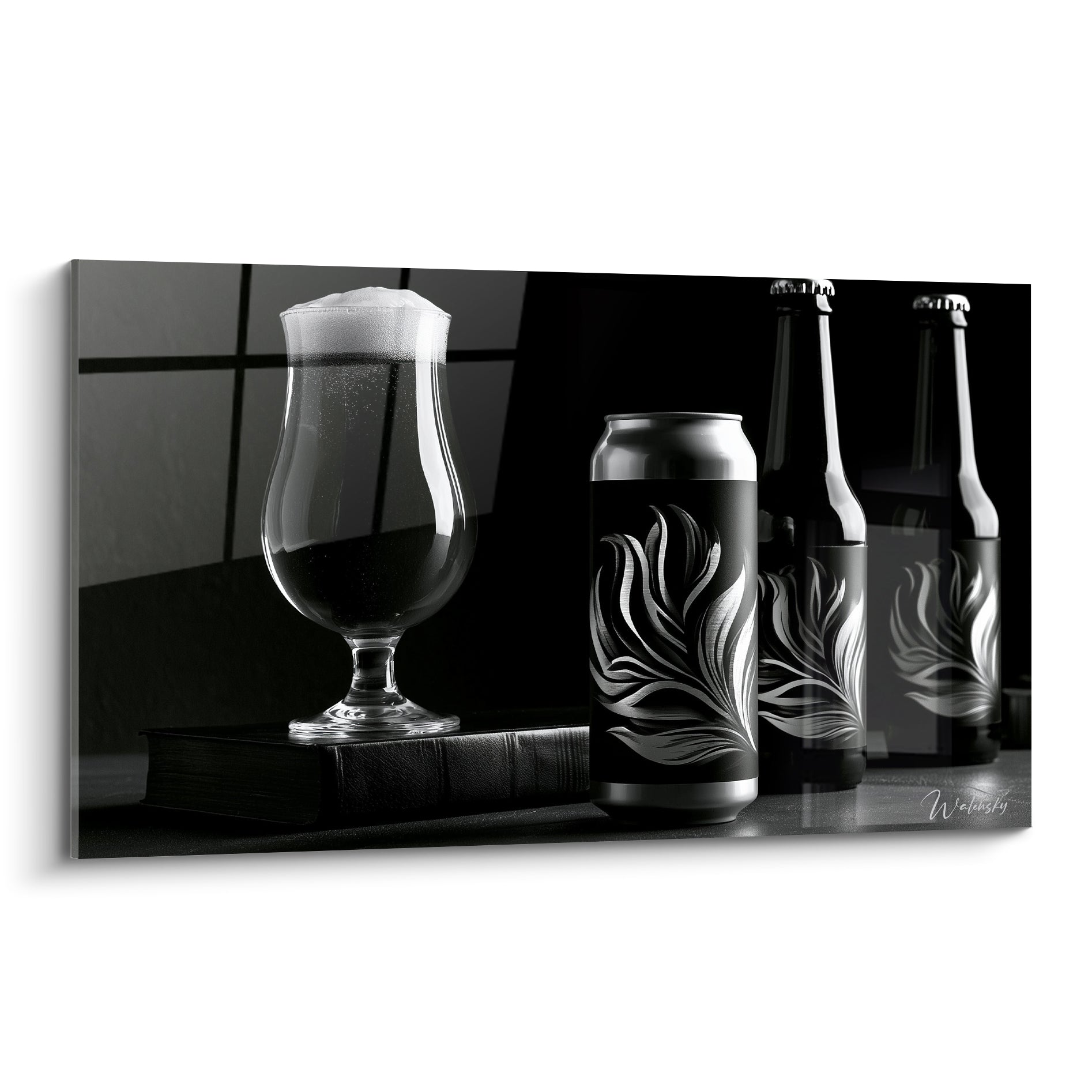 Canette et bouteilles de bière noires ornées d'un motif floral argenté, verre mousseux à gauche