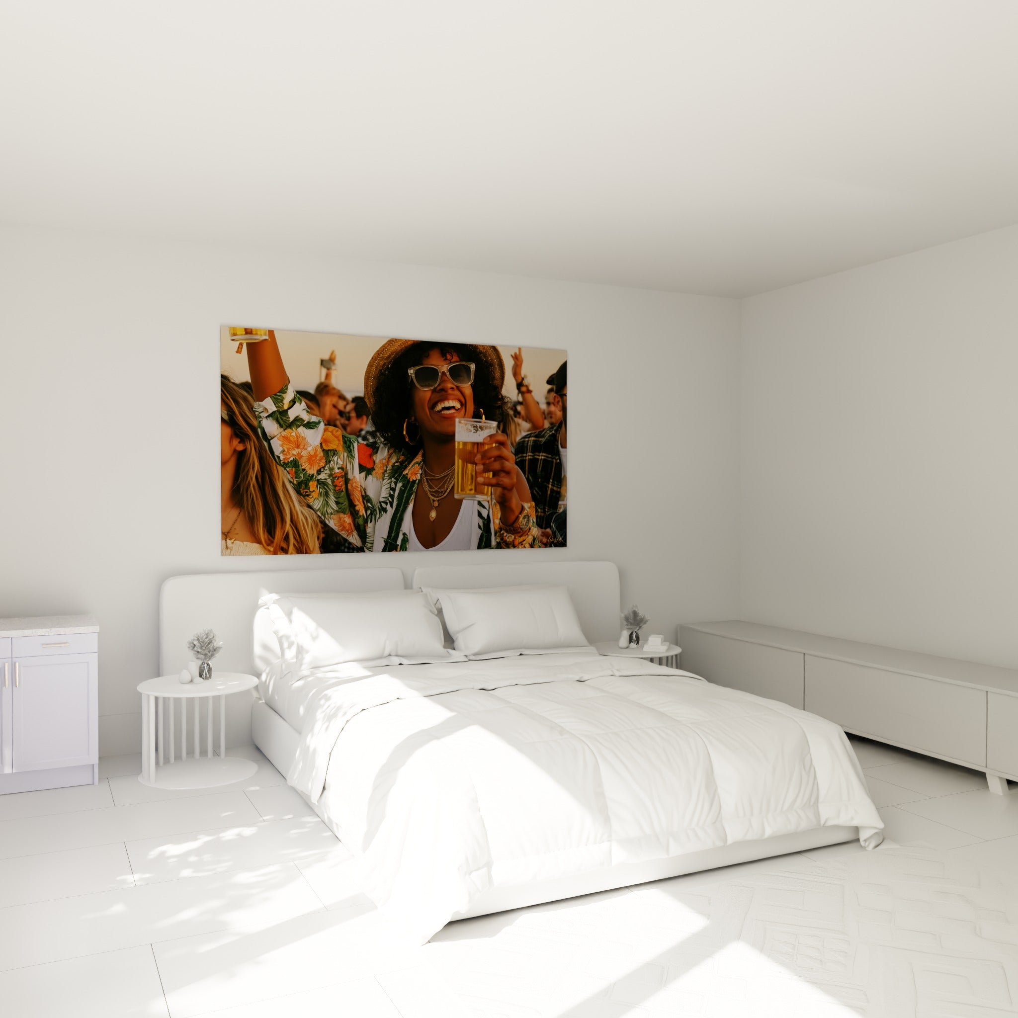 Sourire éclatant et chemise fleurie orange au-dessus d'un lit dans une chambre claire