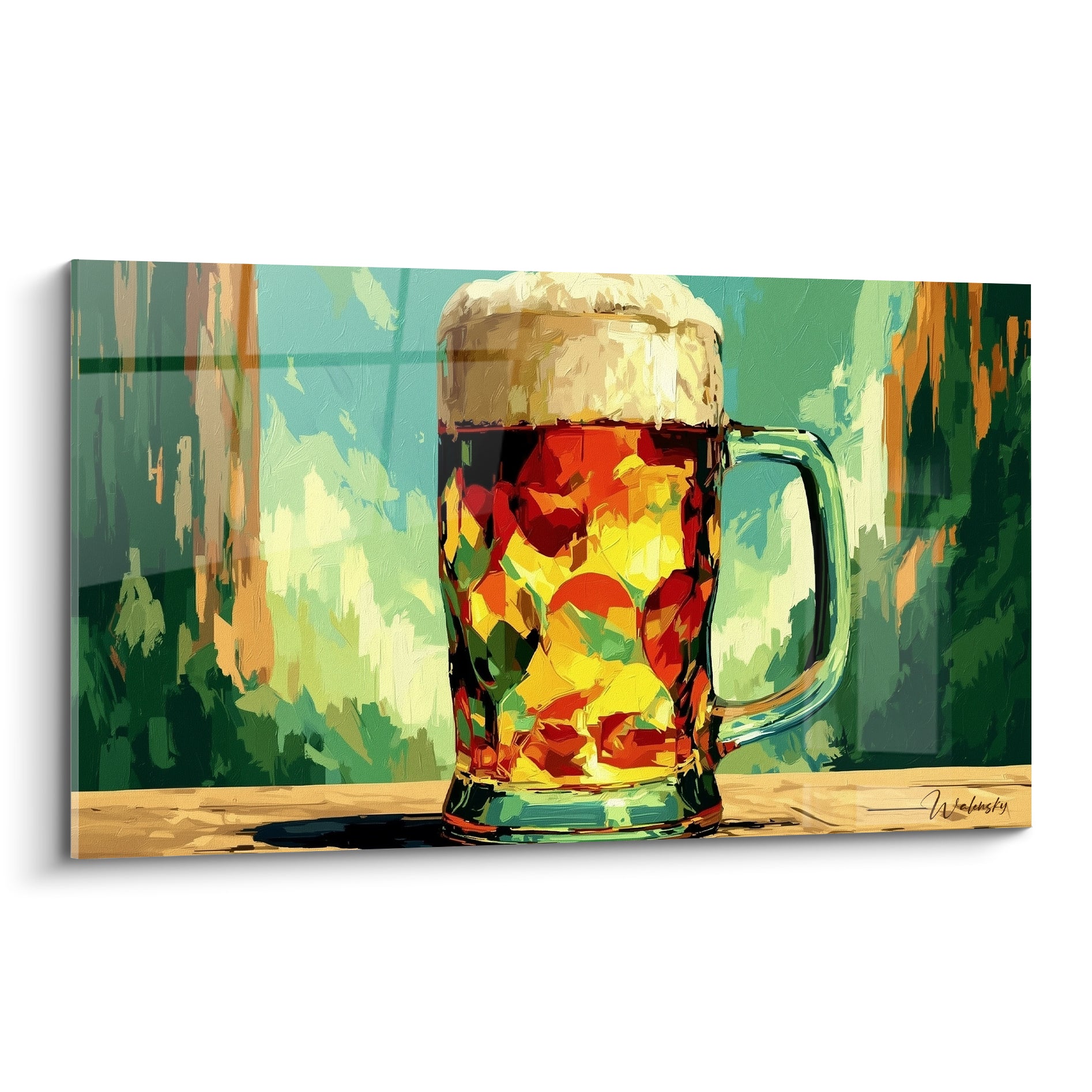 Chope de bière ambrée et mousse blanche débordante sur fond vert émeraude et orangé peint