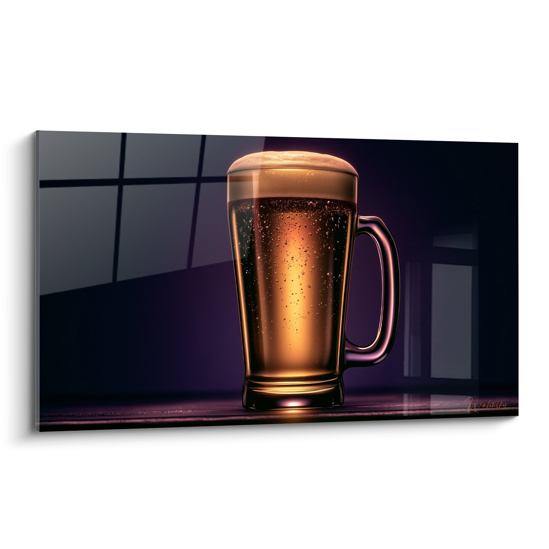 Chope de bière ambrée moussue sur fond violet et anthracite, lumière dramatique en contre-jour