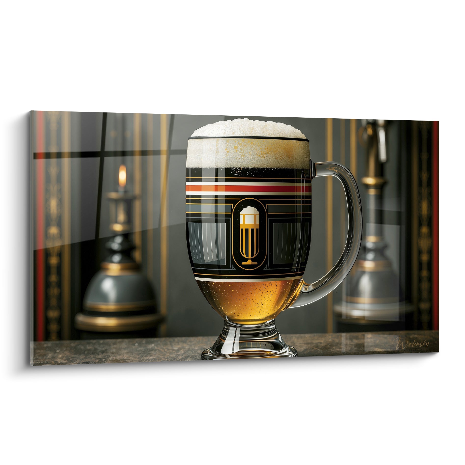 Chope de bière dorée et noire à mousse blanche, décor de taverne anthracite en fond