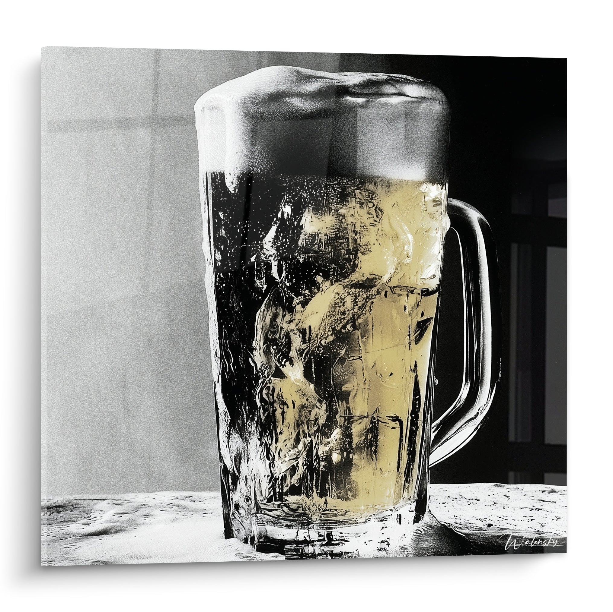 Chope de bière givrée dorée et grise, mousse débordante sur fond noir profond contrasté