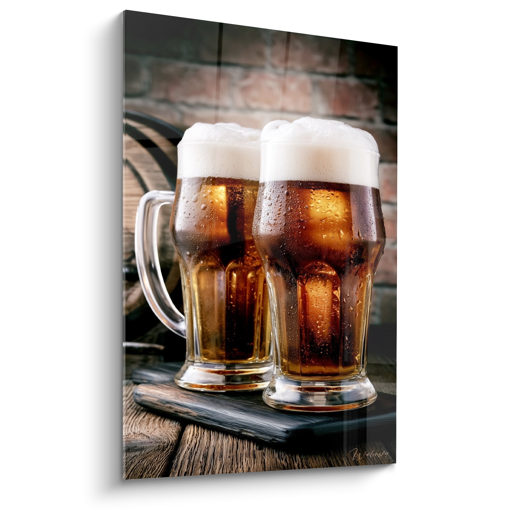 Deux chopes de bière ambrée dorée moussent sur un plateau anthracite devant un mur brique