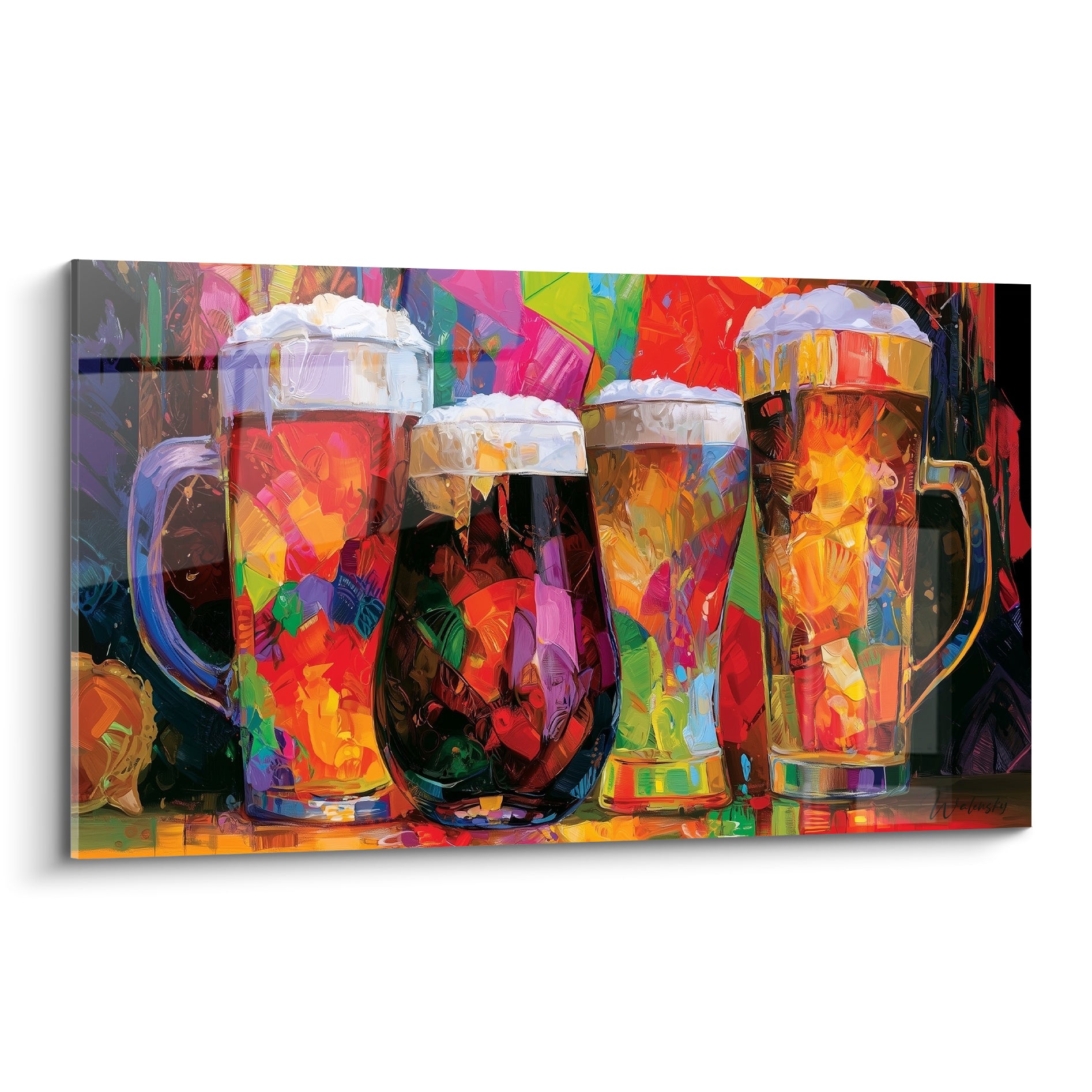 Quatre chopes de bière ambrées et violettes, mousse blanche débordante, fond mosaïque coloré éclaté