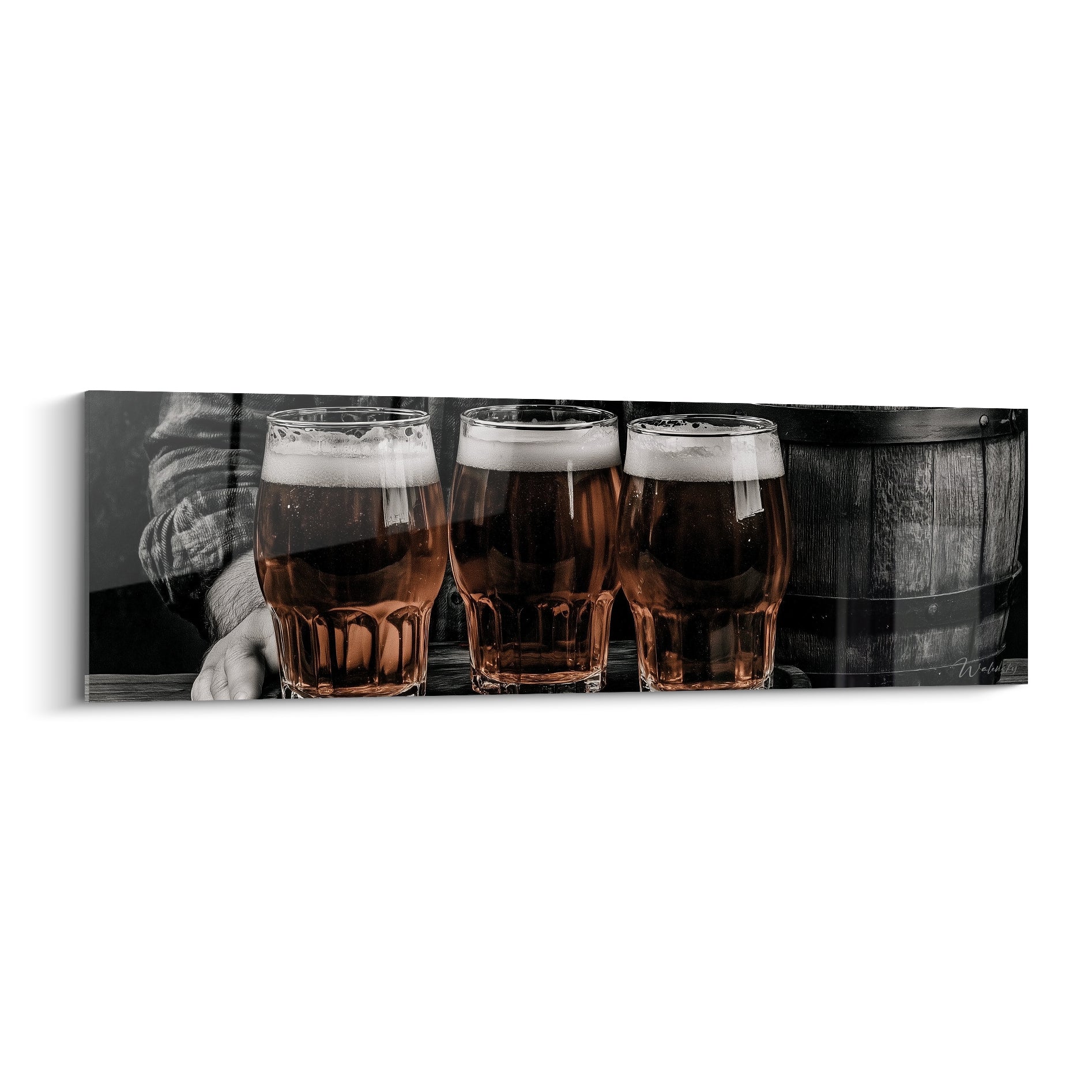 Trois chopes de bière ambrée mousseuses posées devant un tonneau en bois, fond noir et blanc
