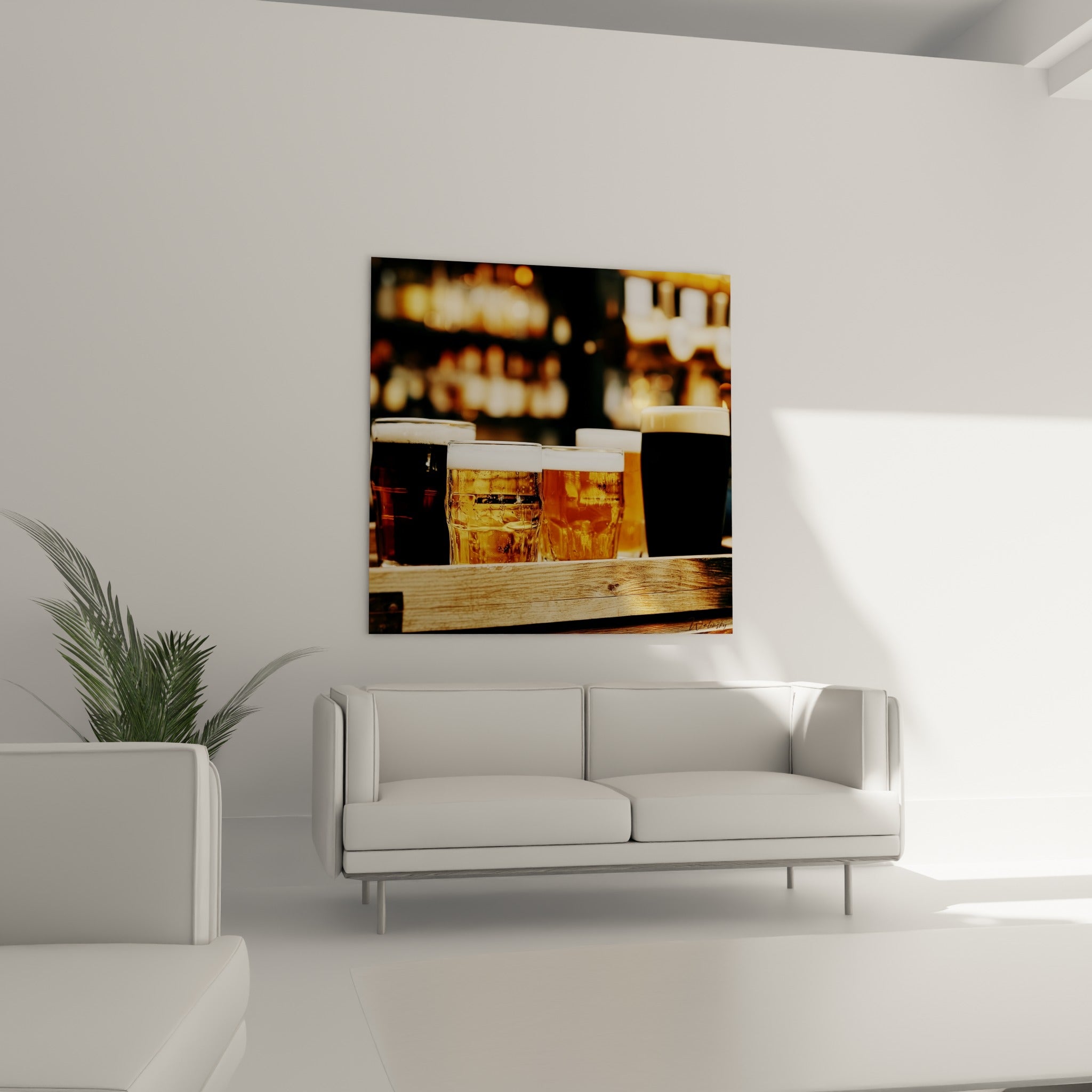 Pintes de bière ambrée et anthracite alignées dans une caisse, au-dessus d'un canapé dans un salon lumineux