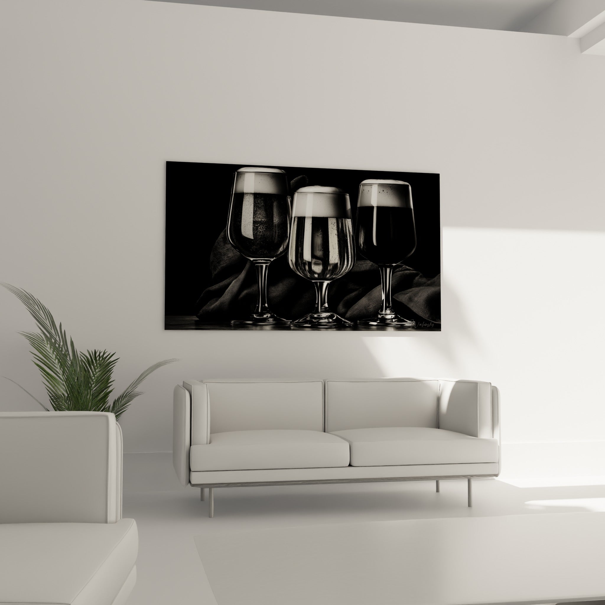 Coupe mousseuse et liquide sombre du tableau bière au-dessus d'un canapé dans un salon lumineux