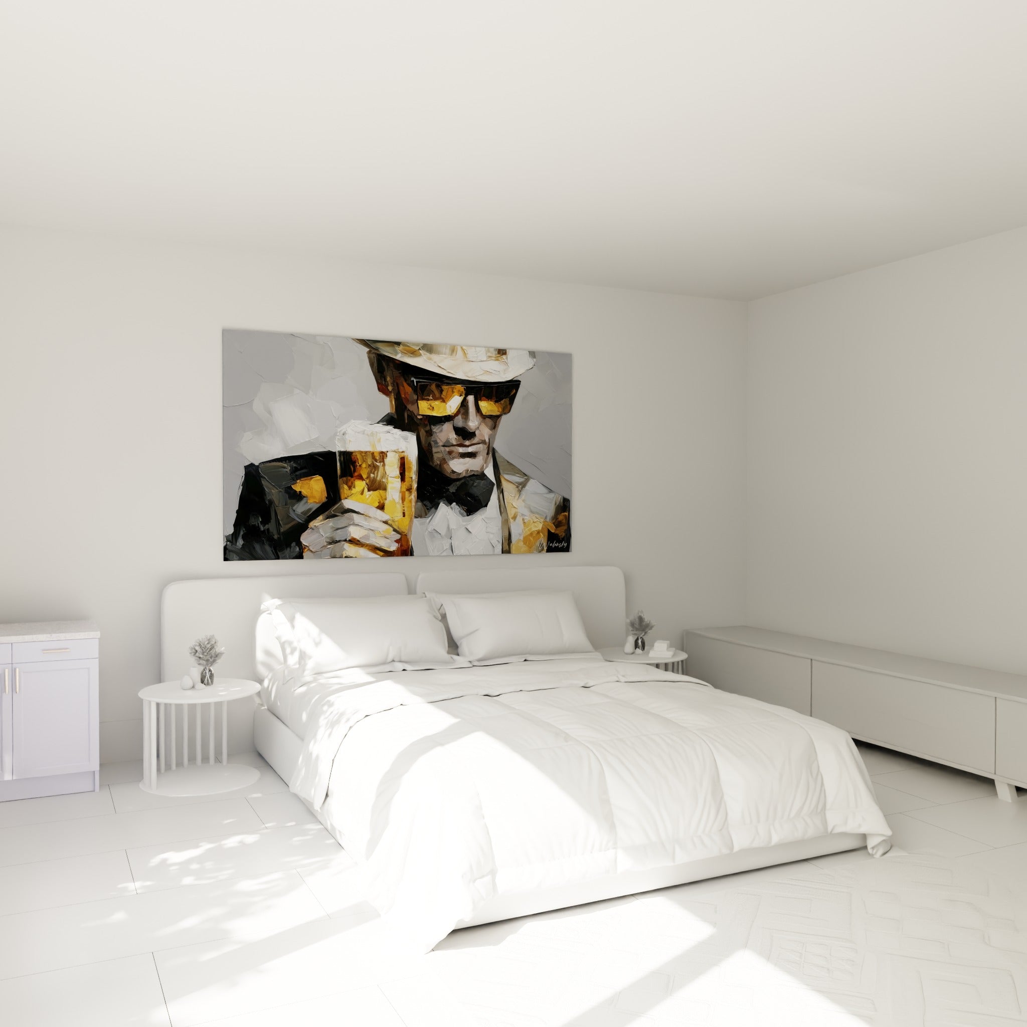 Portrait masculin au verre de bière ambré et costume anthracite, au-dessus d'un lit dans une chambre claire