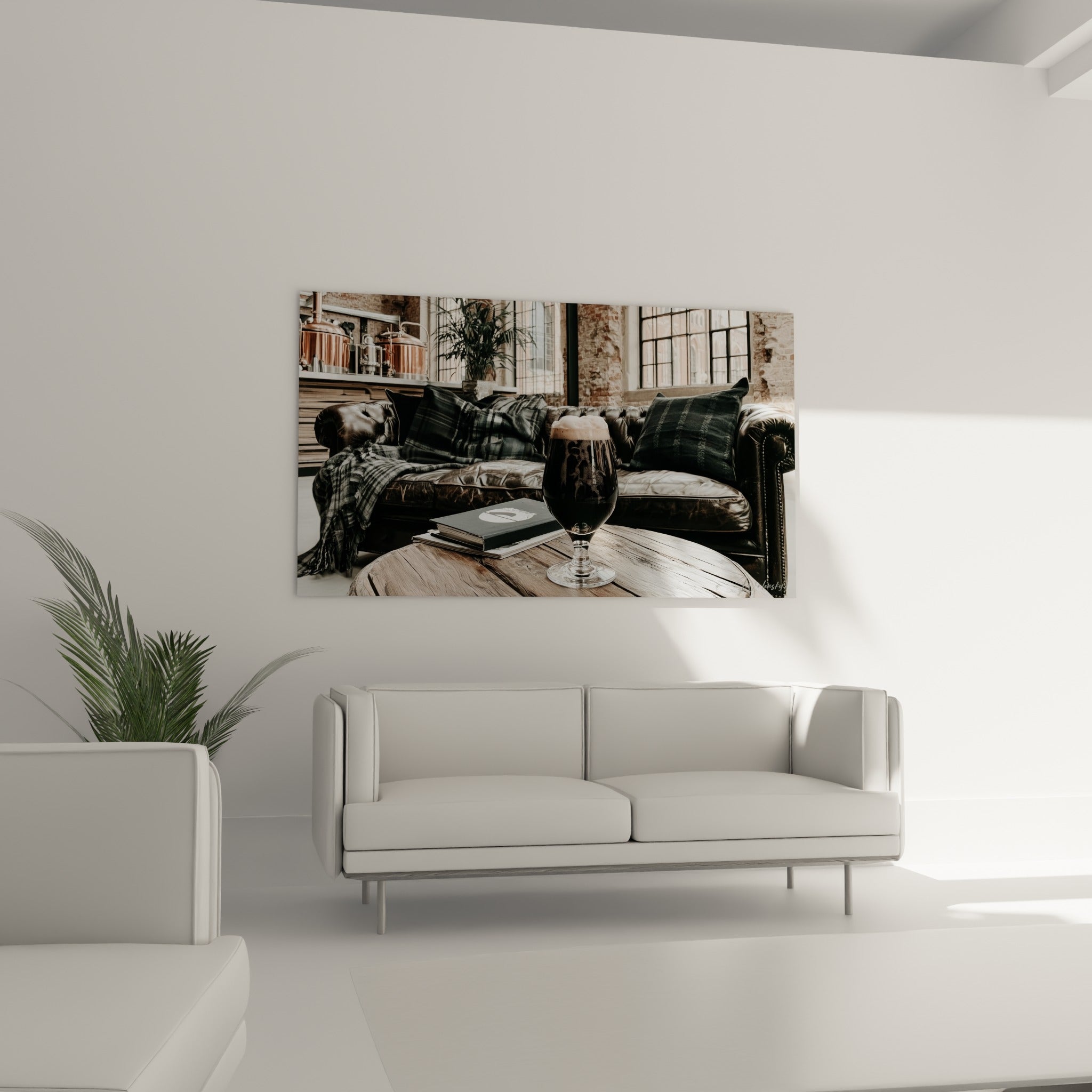 Scène de loft avec bière ambrée et cuir noir, tableau au-dessus d'un canapé dans un salon lumineux