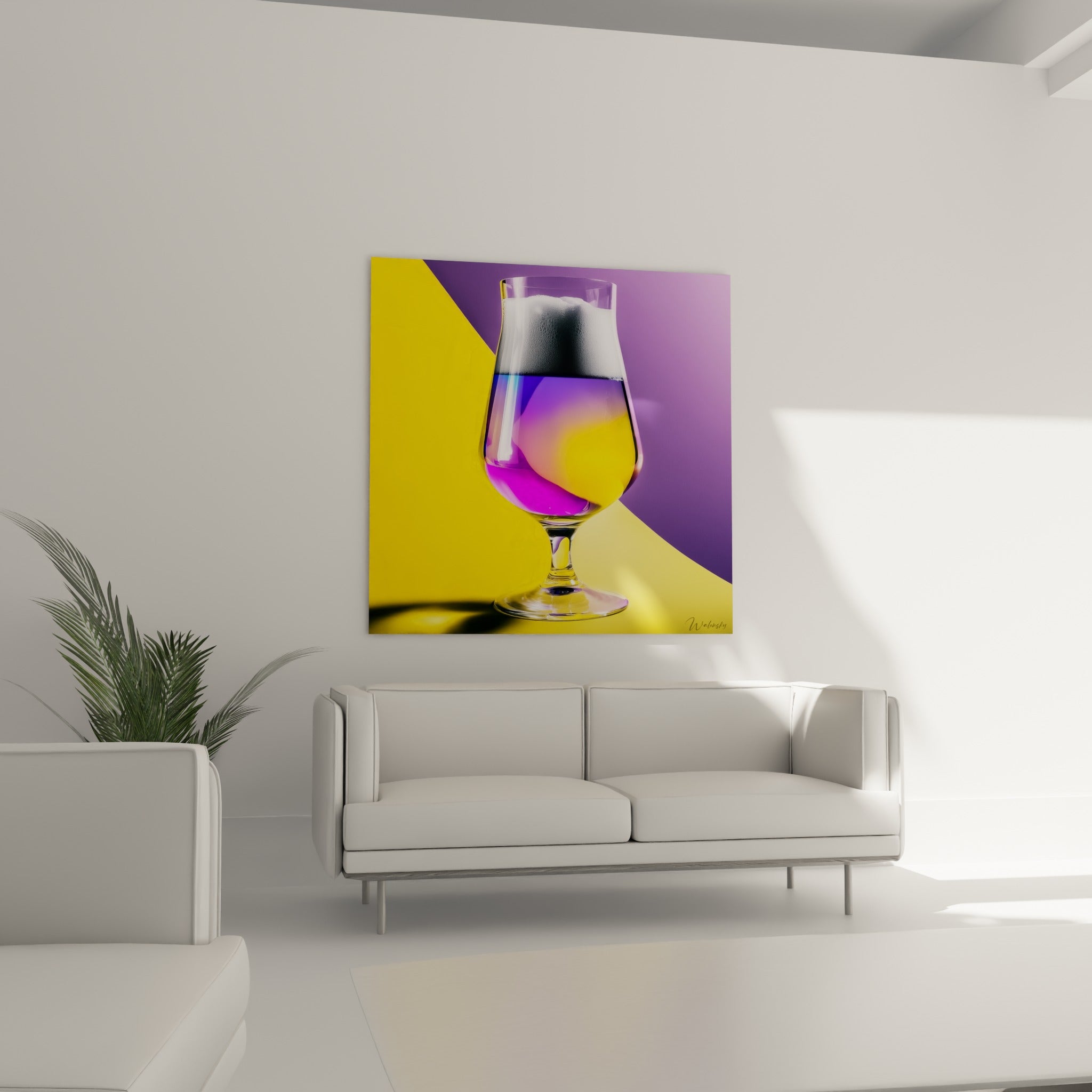 Bière colorée dans un verre transparent, œuvre suspendue au-dessus d'un canapé dans un salon lumineux