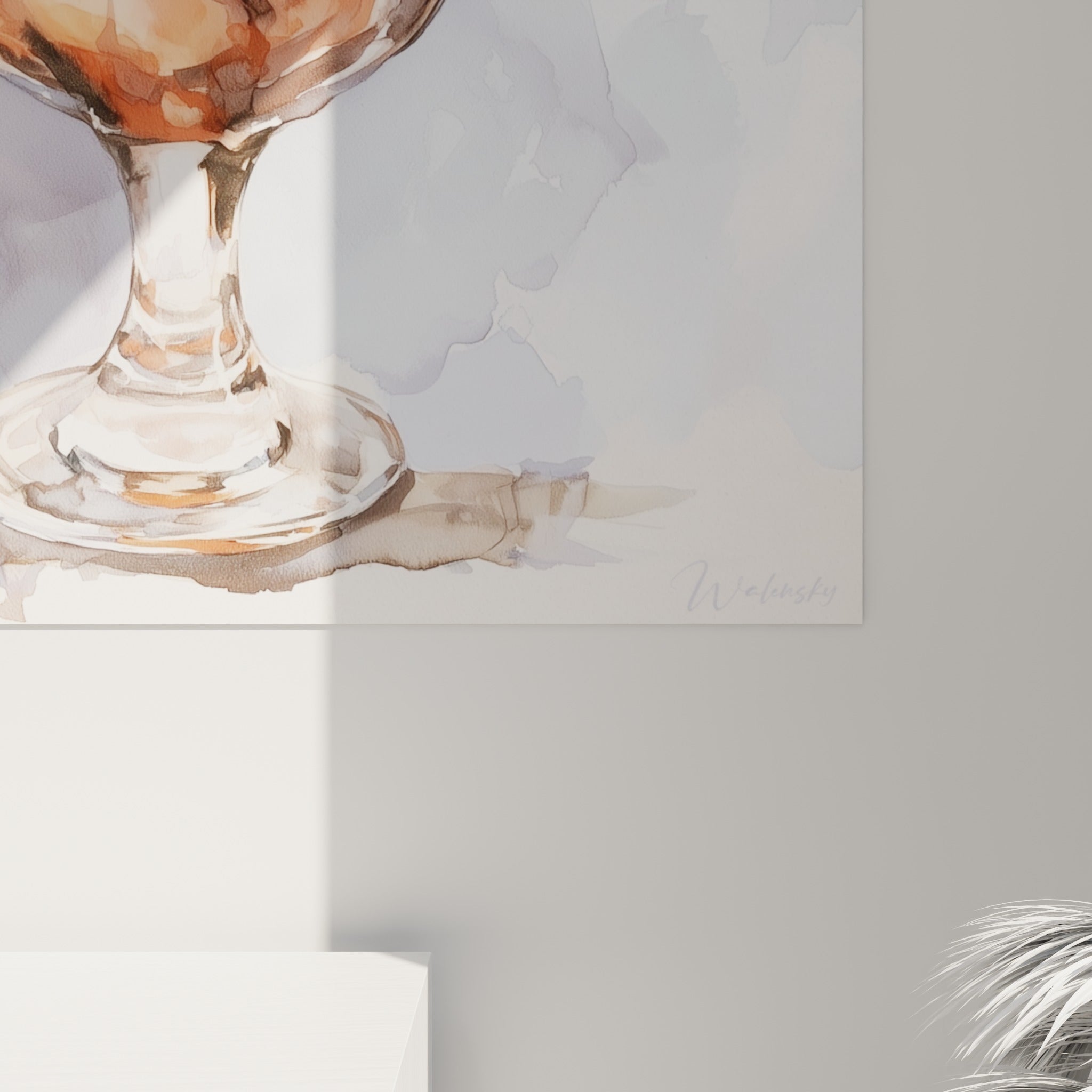 Détail des coulures aquarelle où l'ambre et le bleu pastel se mêlent près du pied du verre