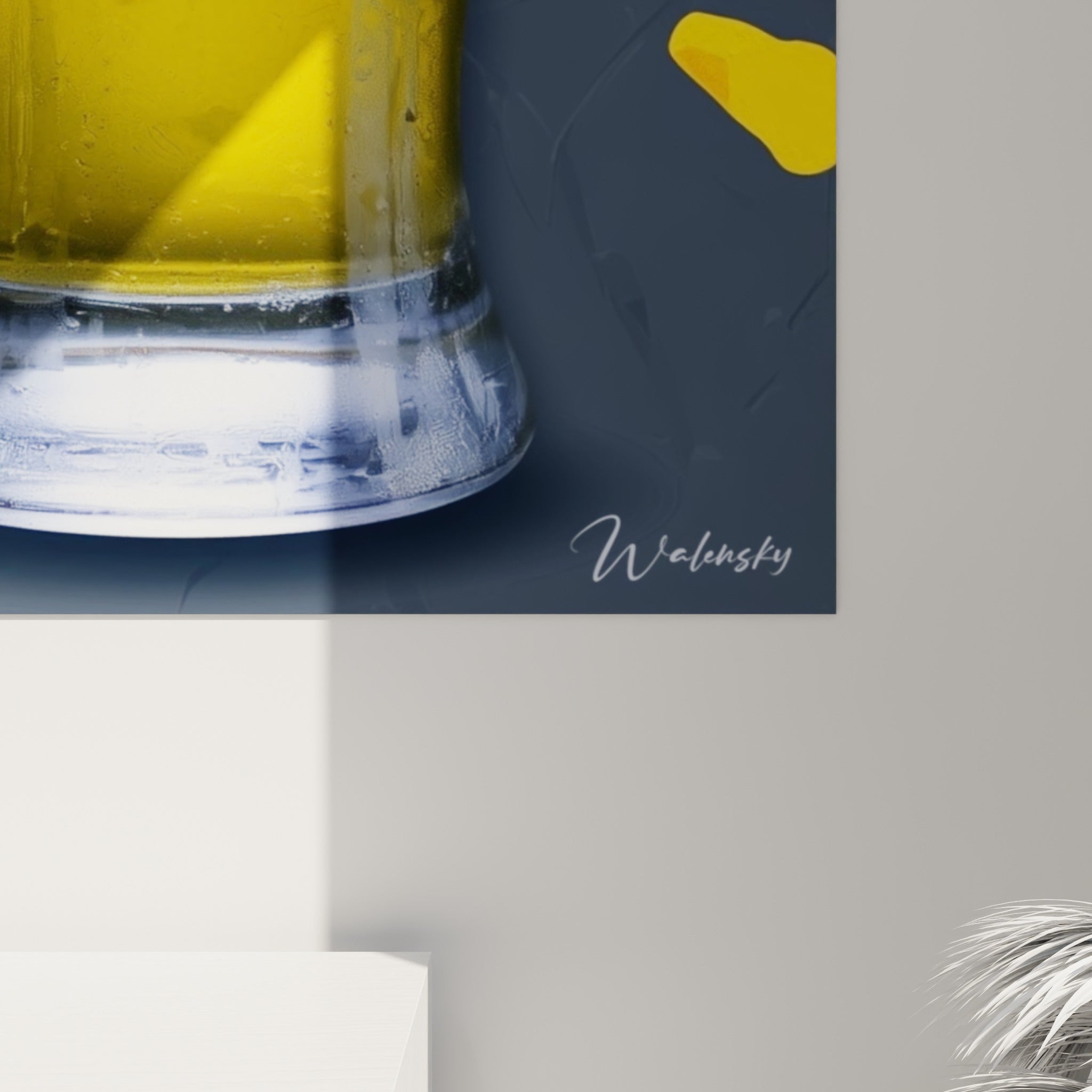 Détail des coulures peintes roses et jaunes se mêlant à la mousse blanche du verre de bière